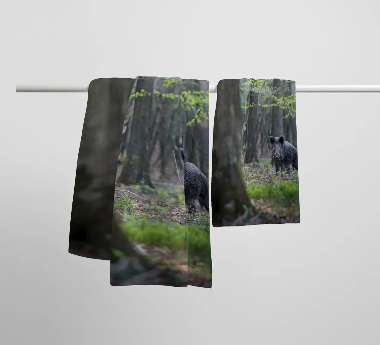 Cinghiale nella foresta asciugamano da bagno da Tom's Wildlife