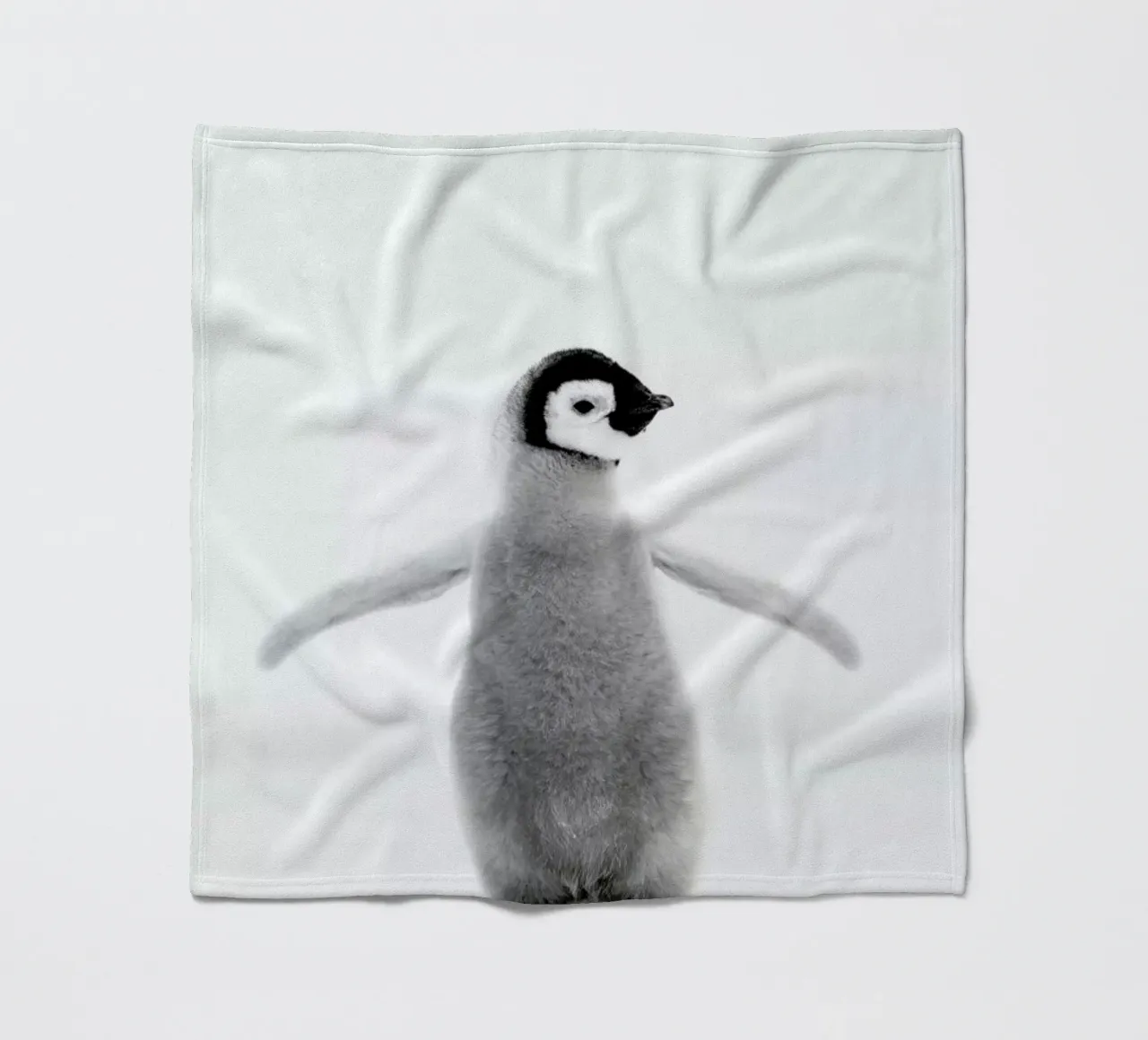 Lone Penguin coperta in pile da Natural Kingdom