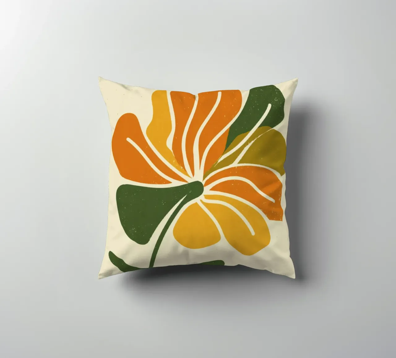 Découpage rétro d'une fleur abstraite dans les tons orange et vert coussin de Modern Muse