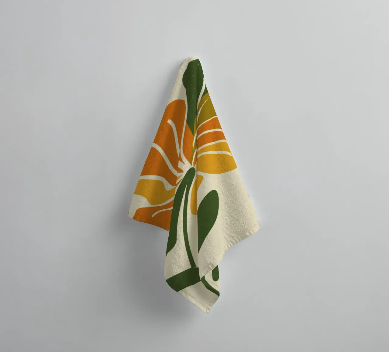 Découpage rétro d'une fleur abstraite dans les tons orange et vert serviette de bain de Modern Muse