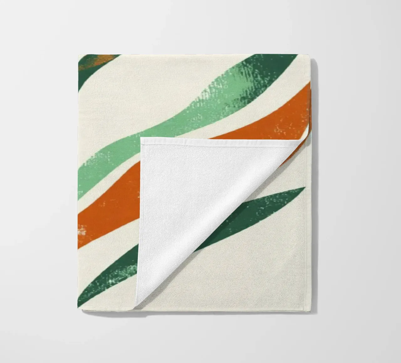 Abstracte bloemvorm in gelaagd aards kleurenpalet strandhanddoek van Modern Muse