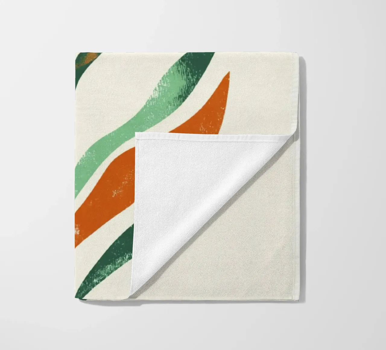 Abstracte bloemvorm in gelaagd aards kleurenpalet strandhanddoek van Modern Muse