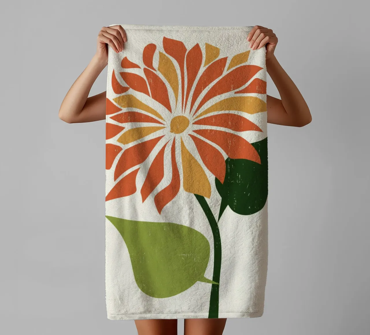Abstrakte Gänseblümchenform mit orangefarbenen und gelben Blütenblättern Handtuch von Modern Muse