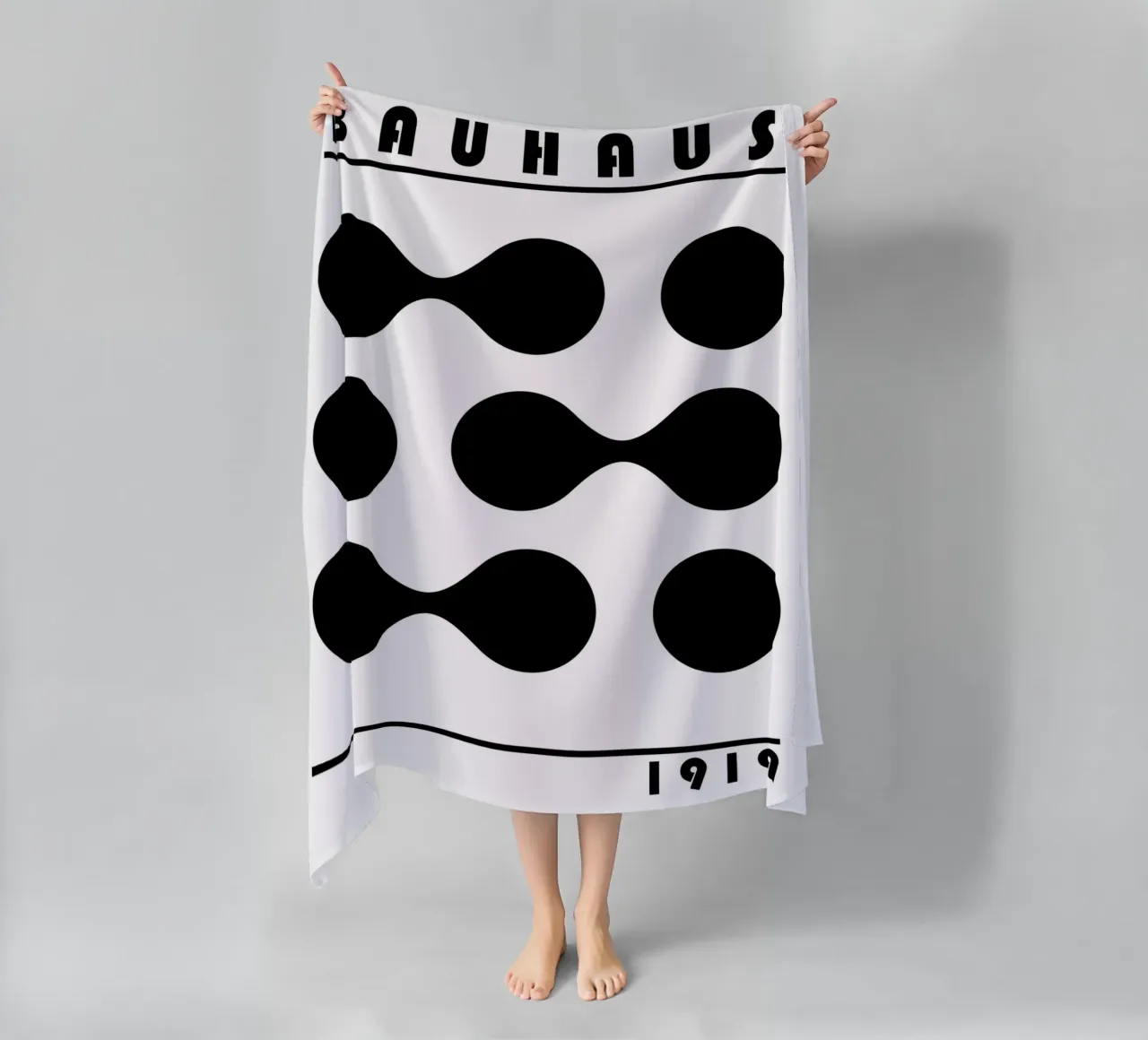 Bauhaus 1919 Geometrische Formen Schwarz Weiß Druck Strandtuch von NorwesClub