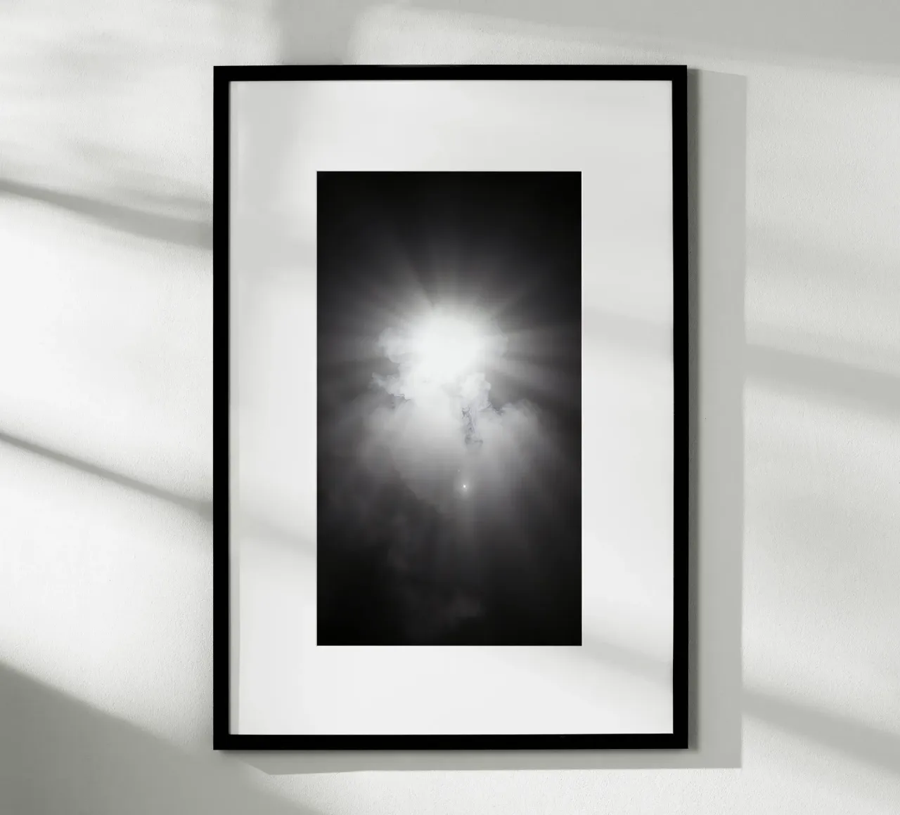 Helles Sonnenlicht, das durch die Wolken bricht, erzeugt ein atemberaubendes Poster mit Kunststoffrahmen von DesignDoodle