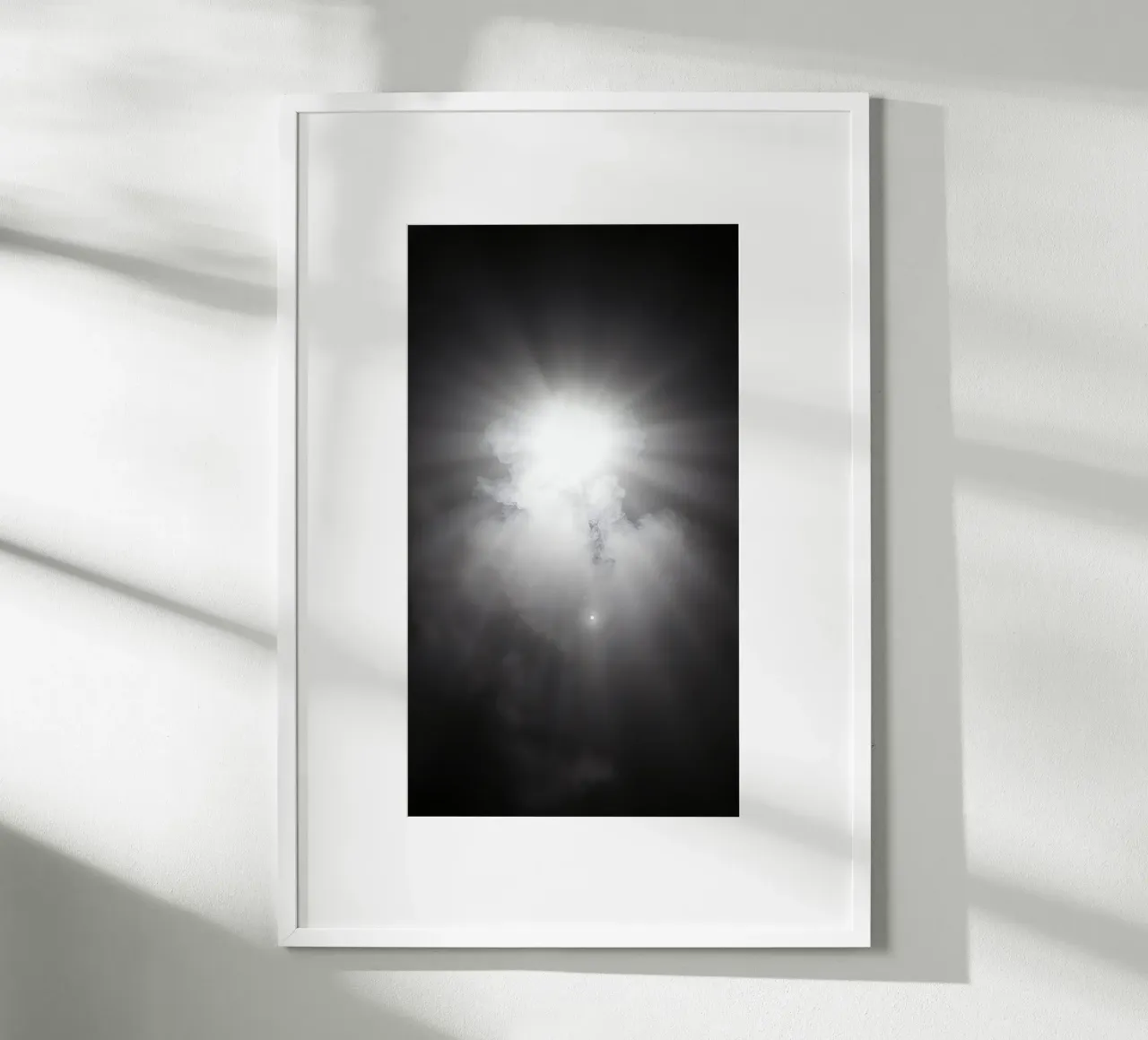 Helles Sonnenlicht, das durch die Wolken bricht, erzeugt ein atemberaubendes Poster mit Kunststoffrahmen von DesignDoodle