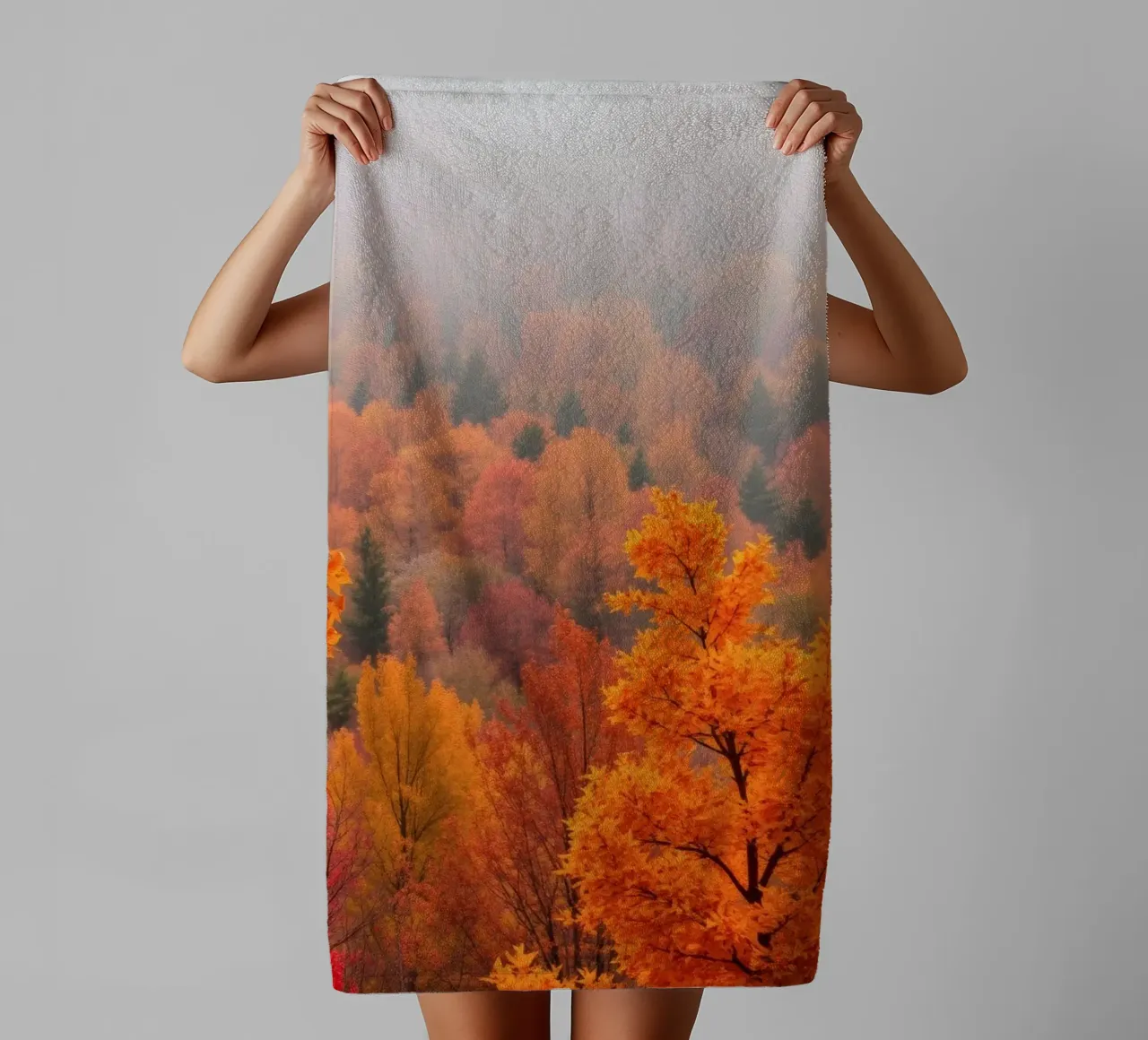 Il fogliame autunnale che crea uno scenario straordinario in una foresta nebbiosa asciugamano da bagno da DesignDoodle