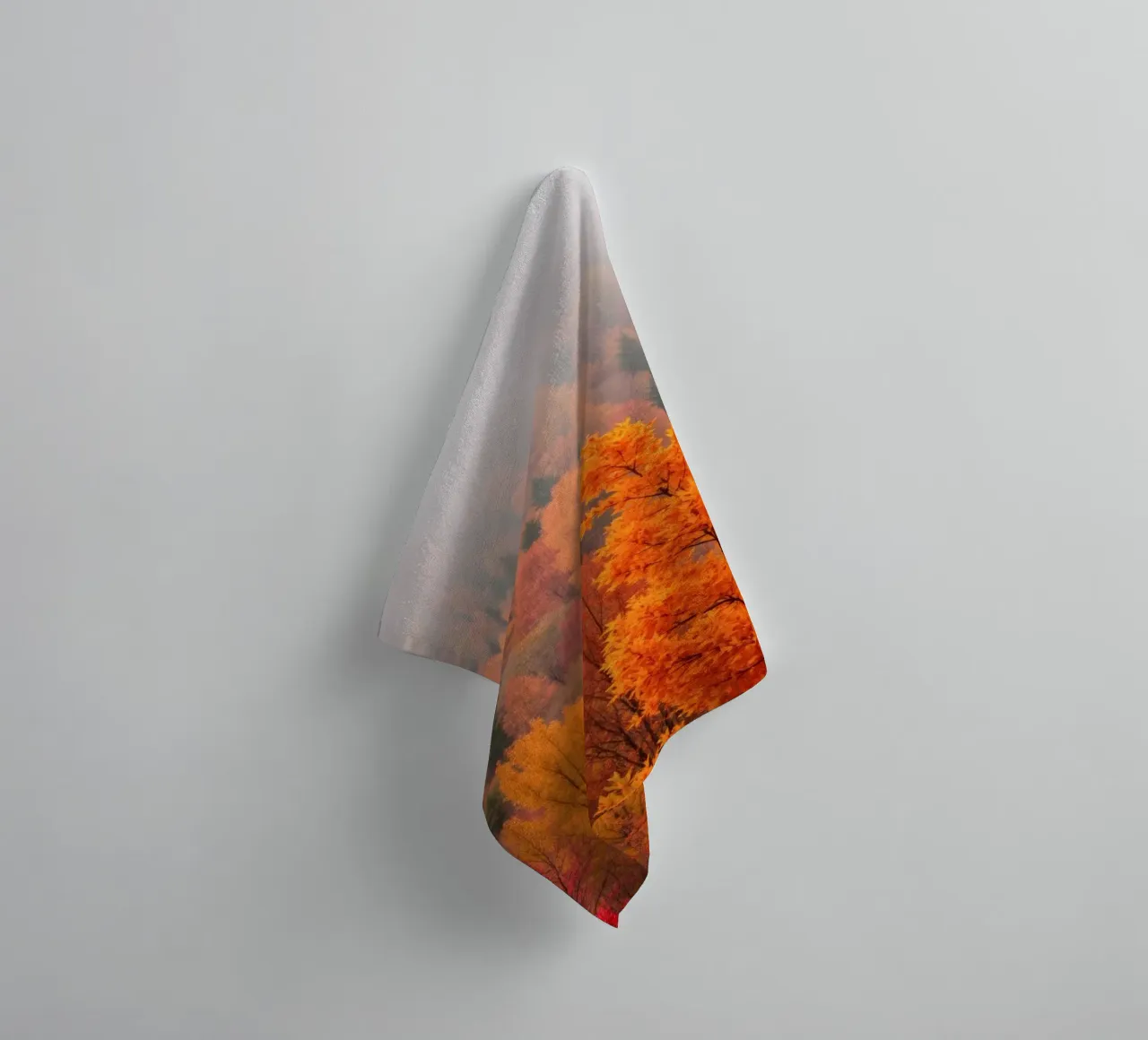 Il fogliame autunnale che crea uno scenario straordinario in una foresta nebbiosa asciugamano da bagno da DesignDoodle