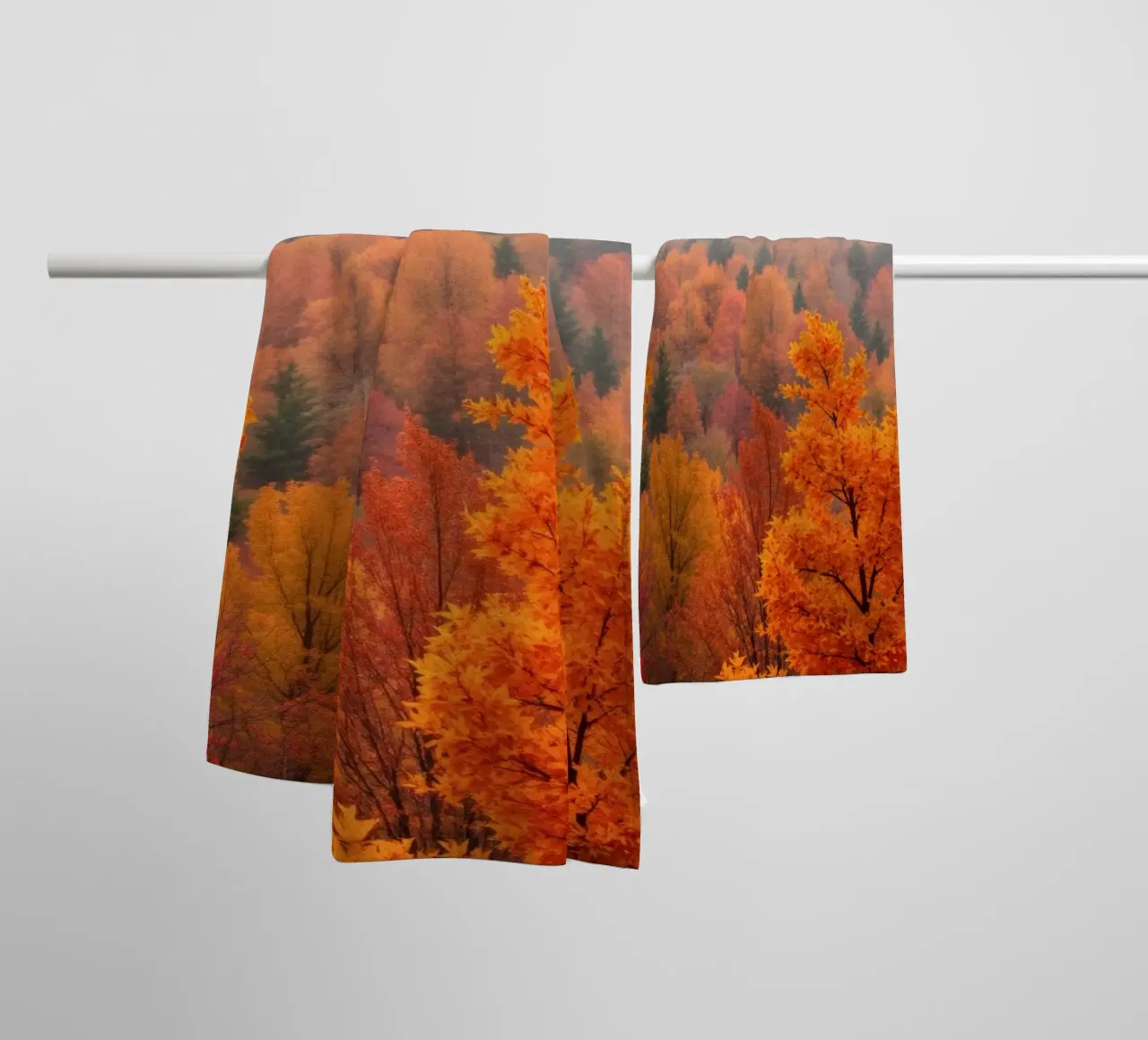 Il fogliame autunnale che crea uno scenario straordinario in una foresta nebbiosa asciugamano da bagno da DesignDoodle