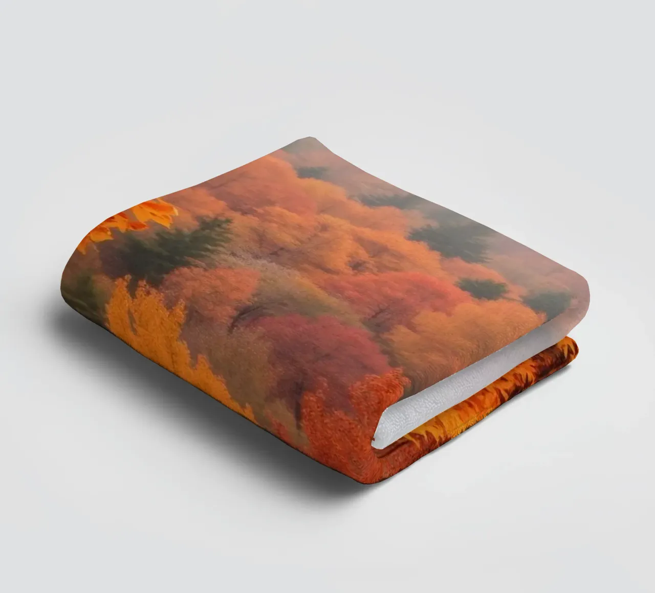 Il fogliame autunnale che crea uno scenario straordinario in una foresta nebbiosa asciugamano da bagno da DesignDoodle