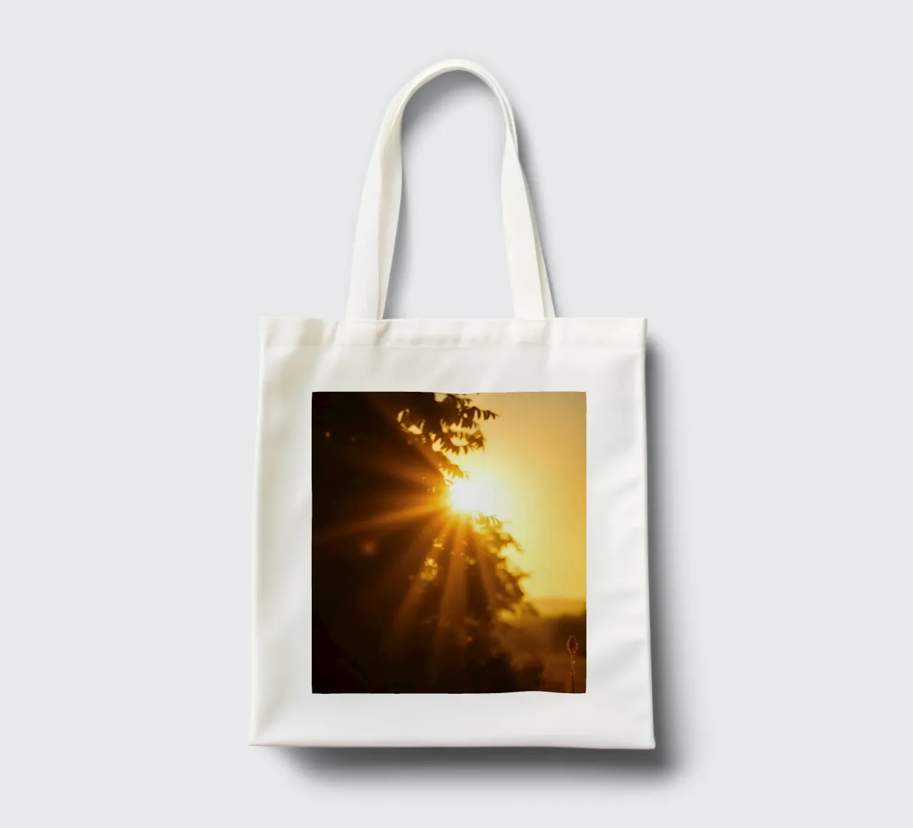 Splendido tramonto con i raggi del sole che illuminano borsa in juta da DesignDoodle
