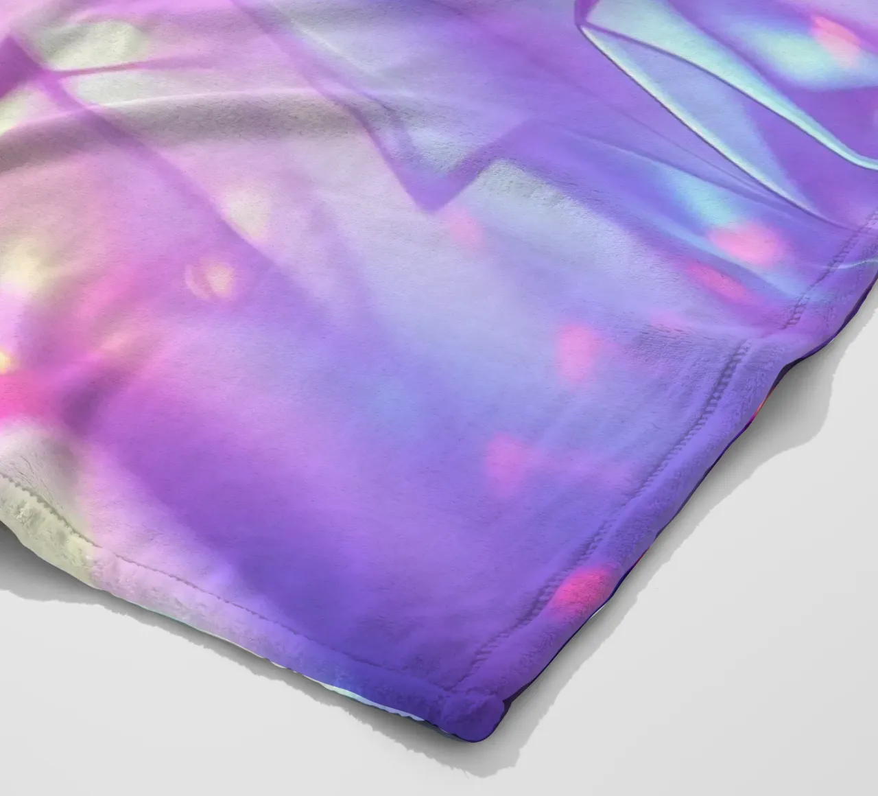 Forme geometriche astratte colorate che riflettono una superficie liscia coperta in pile da DesignDoodle
