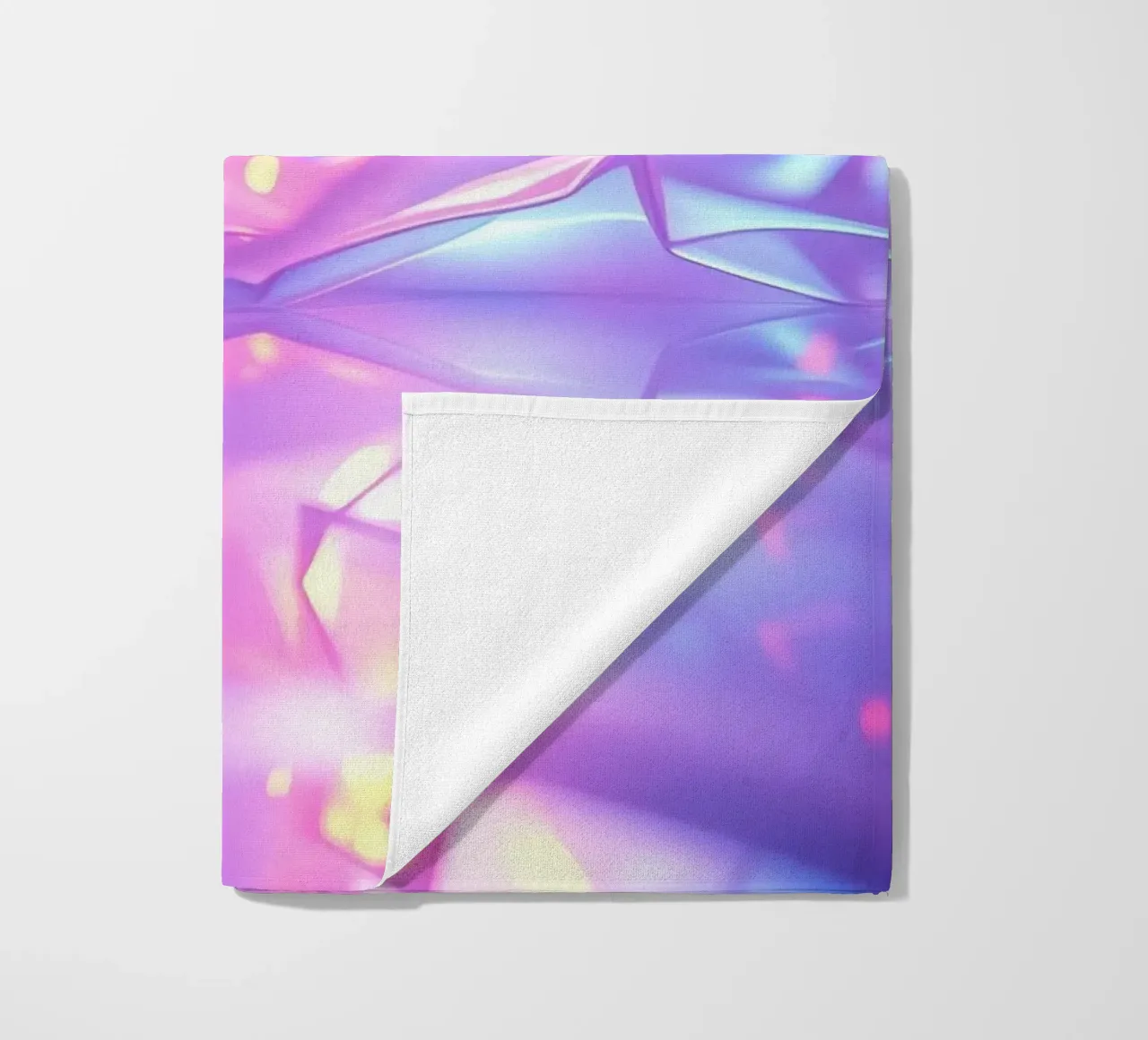 Forme geometriche astratte colorate che riflettono una superficie liscia telo mare da DesignDoodle