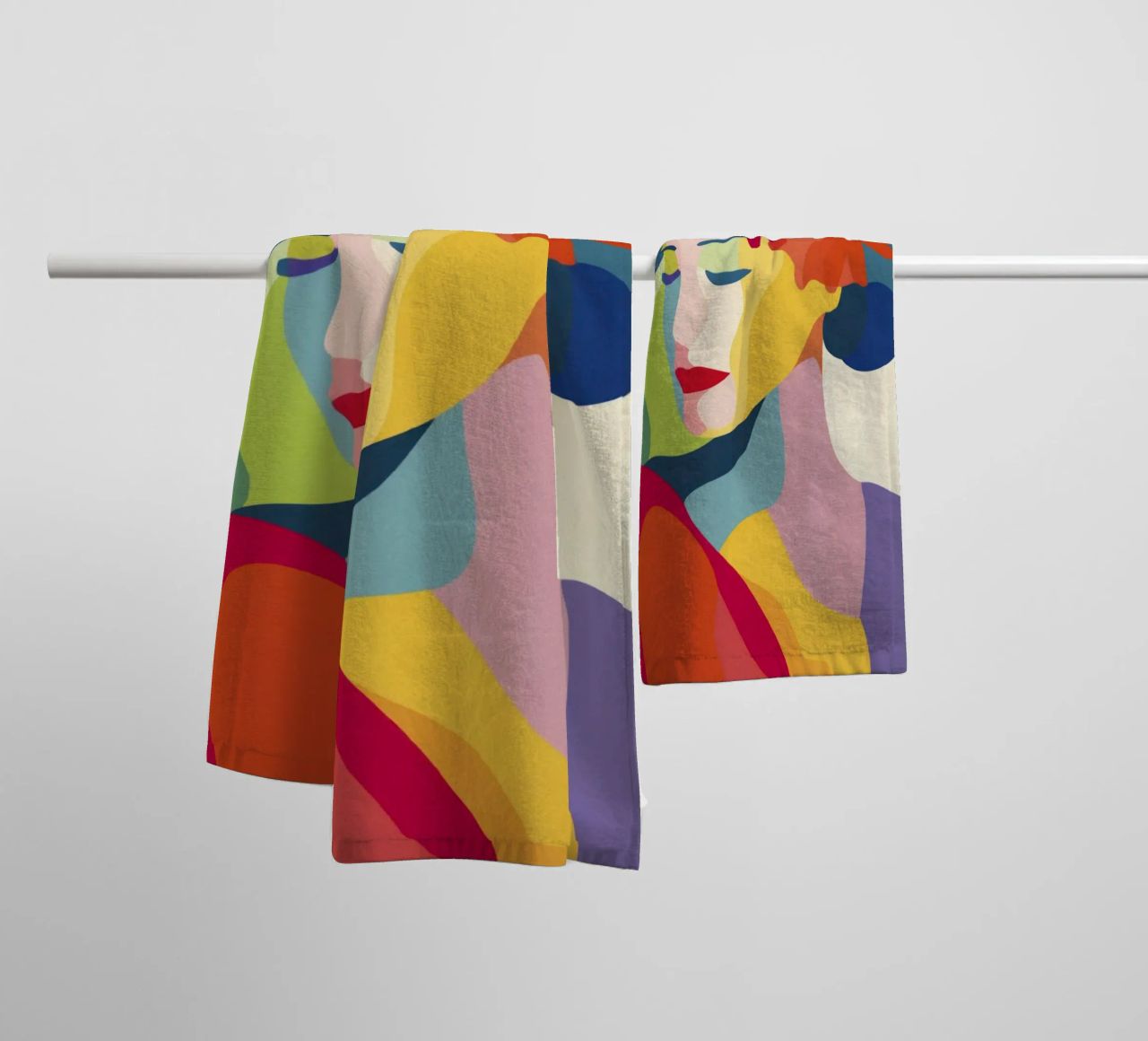 Donna astratta moderna di metà secolo con corona floreale asciugamano da bagno da Modern Muse