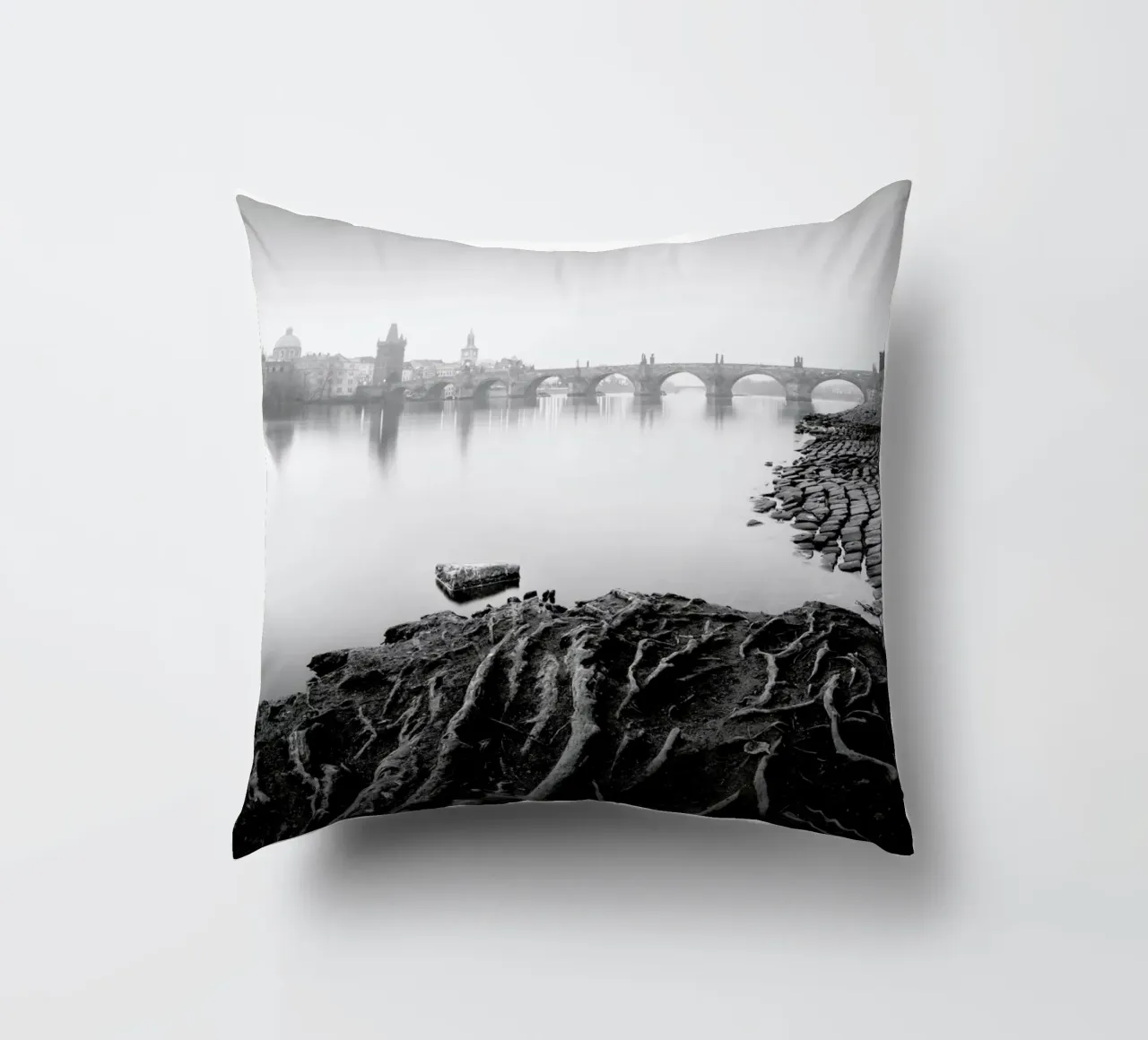 Vltava River Study 8 - Prag 2020 cuscino da Håggard Photography | Ronny Behnert