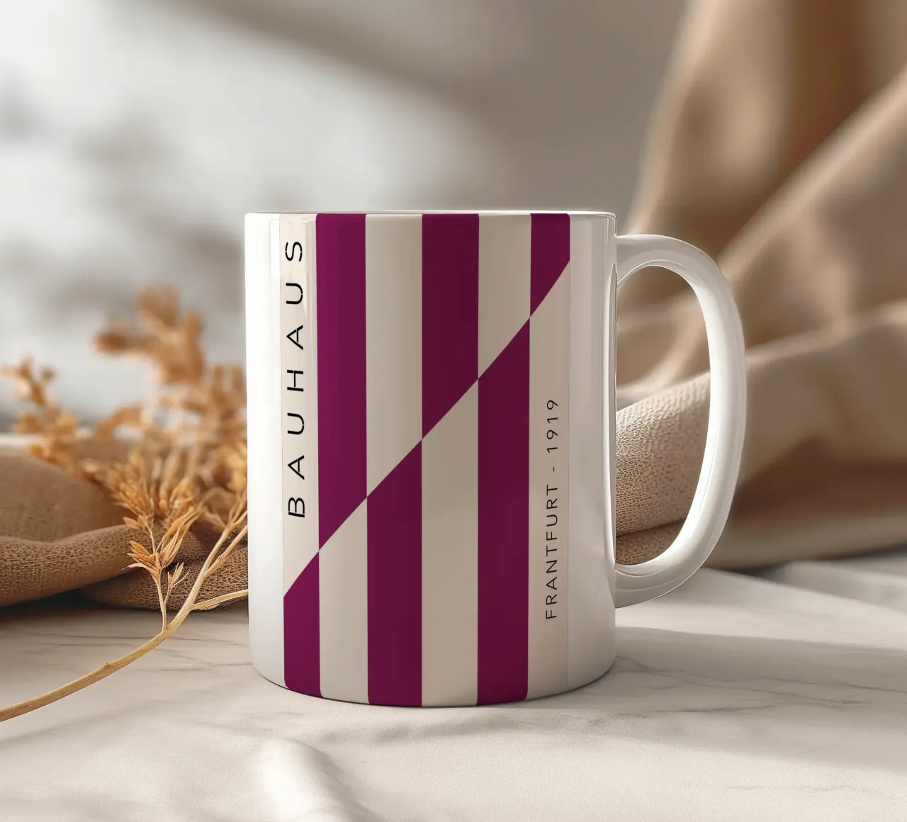 Bauhaus 1919 Francoforte - Stampa a righe Magenta tazza in ceramica da NorwesClub