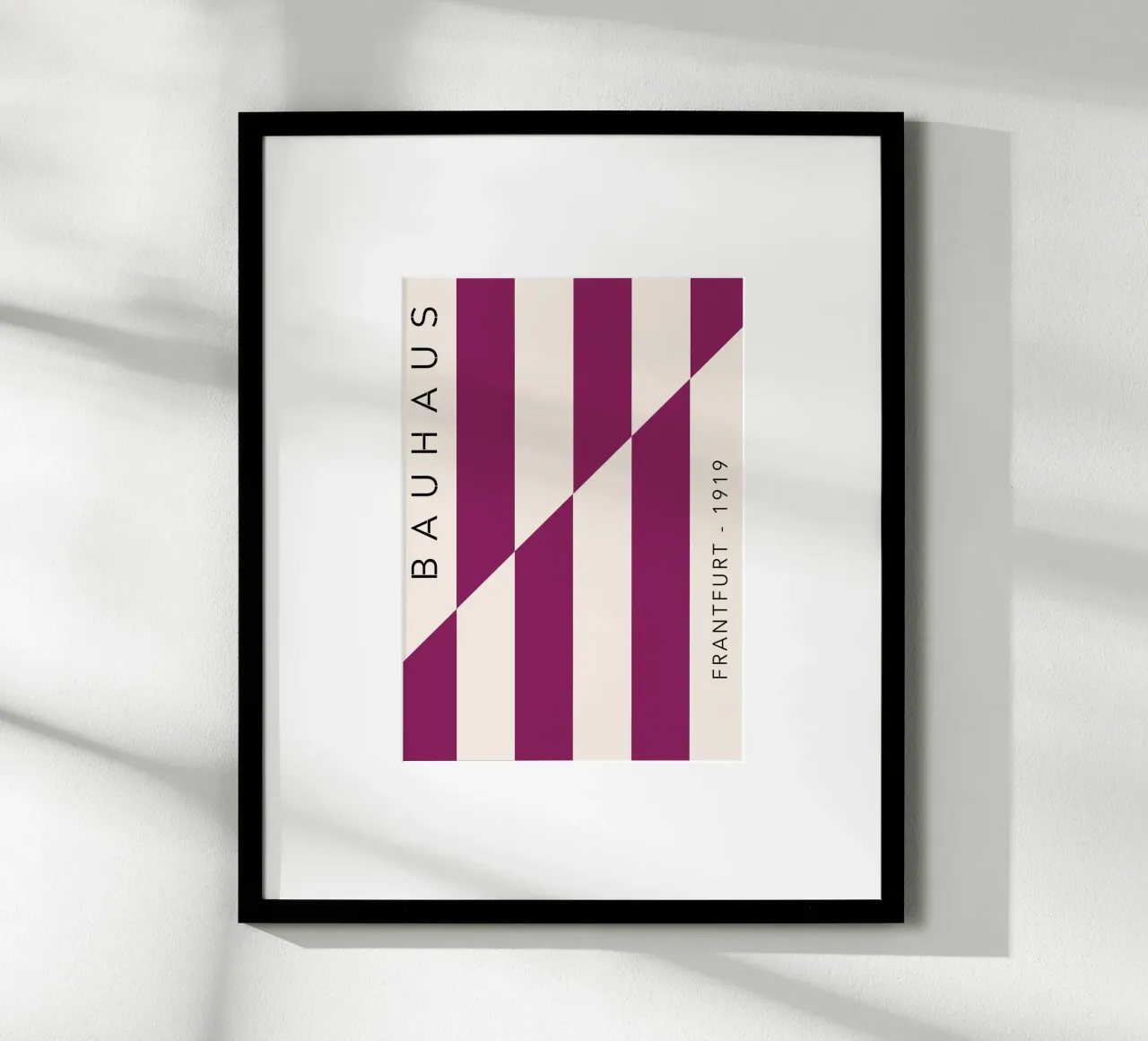 Bauhaus 1919 Francoforte - Stampa a righe Magenta poster con telaio in legno da NorwesClub