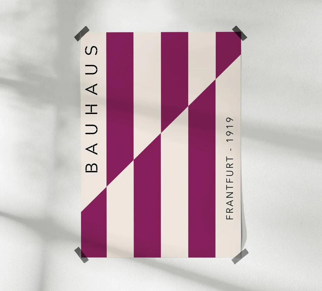 Bauhaus 1919 Francoforte - Stampa a righe Magenta poster con telaio in legno da NorwesClub