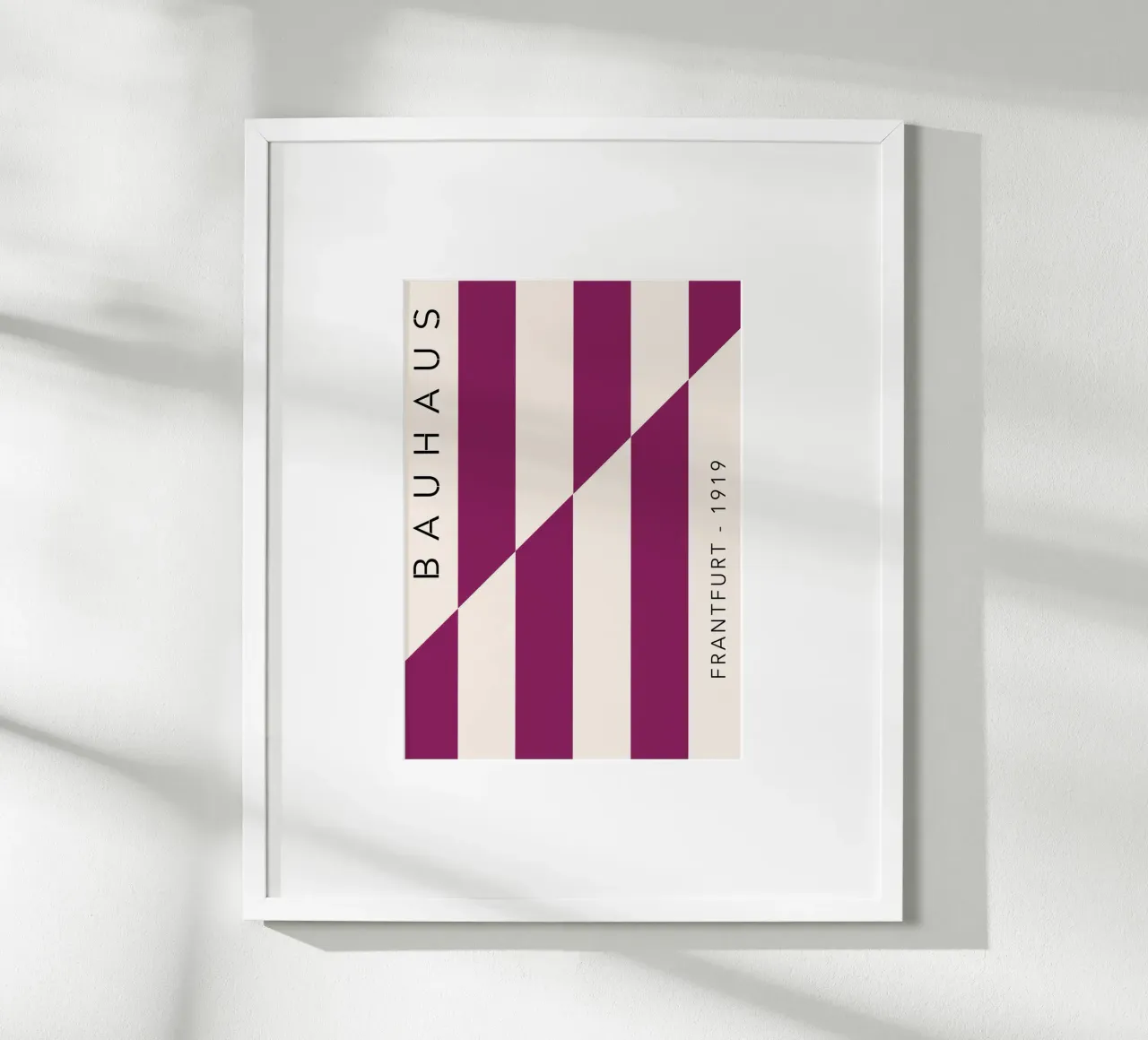 Bauhaus 1919 Francoforte - Stampa a righe Magenta poster con telaio in legno da NorwesClub