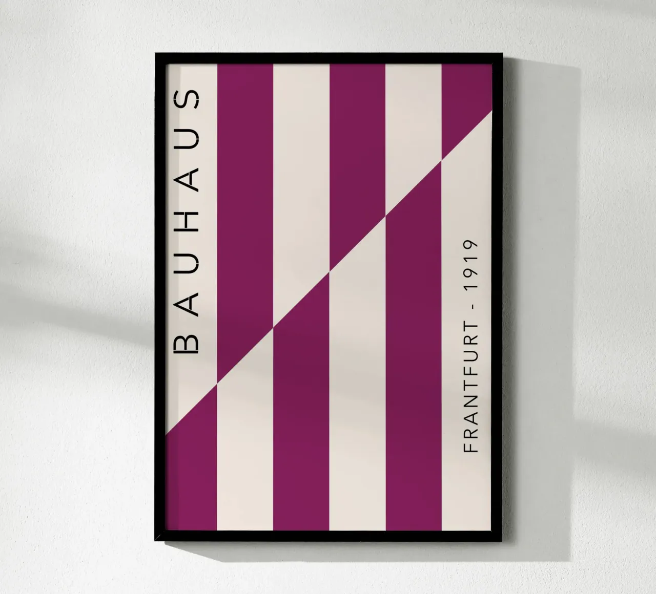 Bauhaus 1919 Francoforte - Stampa a righe Magenta poster con telaio in legno da NorwesClub