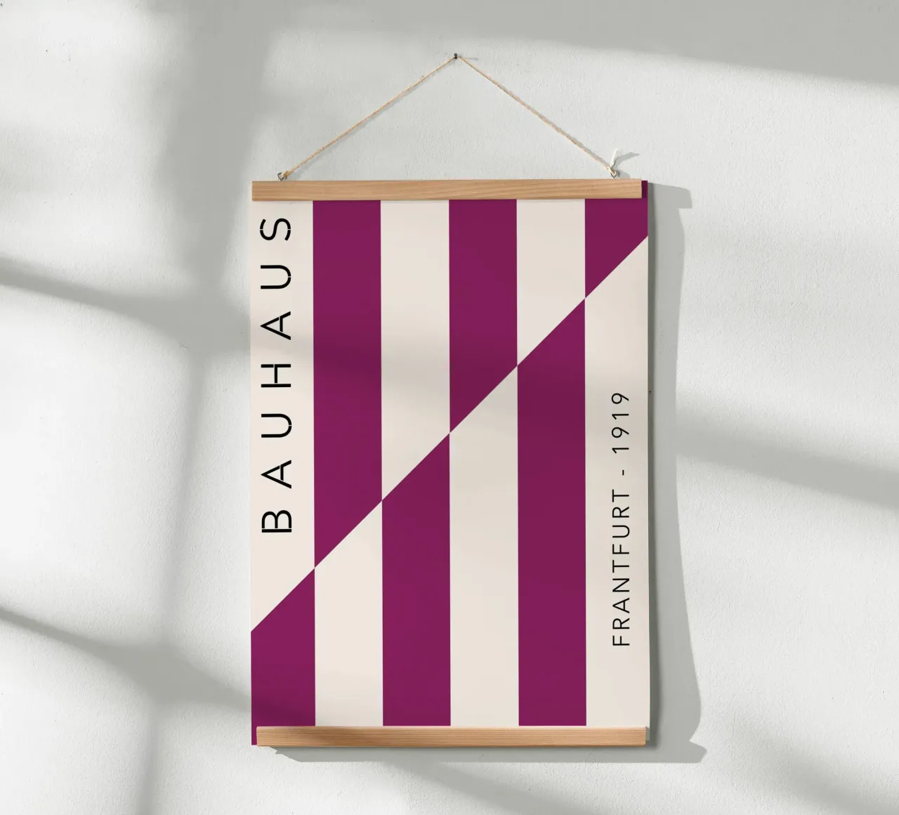 Bauhaus 1919 Francoforte - Stampa a righe Magenta poster con telaio in legno da NorwesClub
