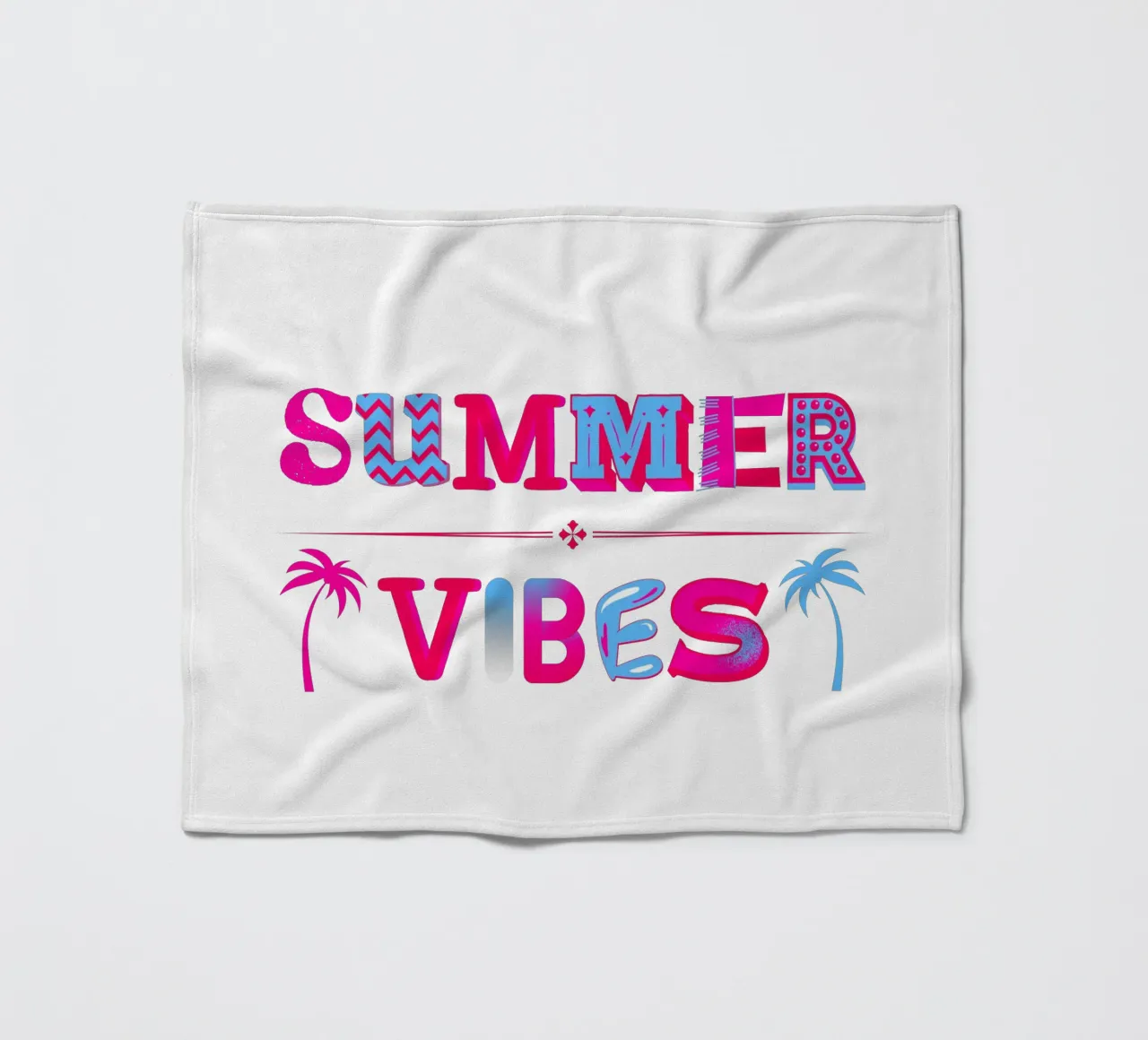 Scritta Summer vibes con palme in rosa blu coperta in pile da ArtDesign by KBK