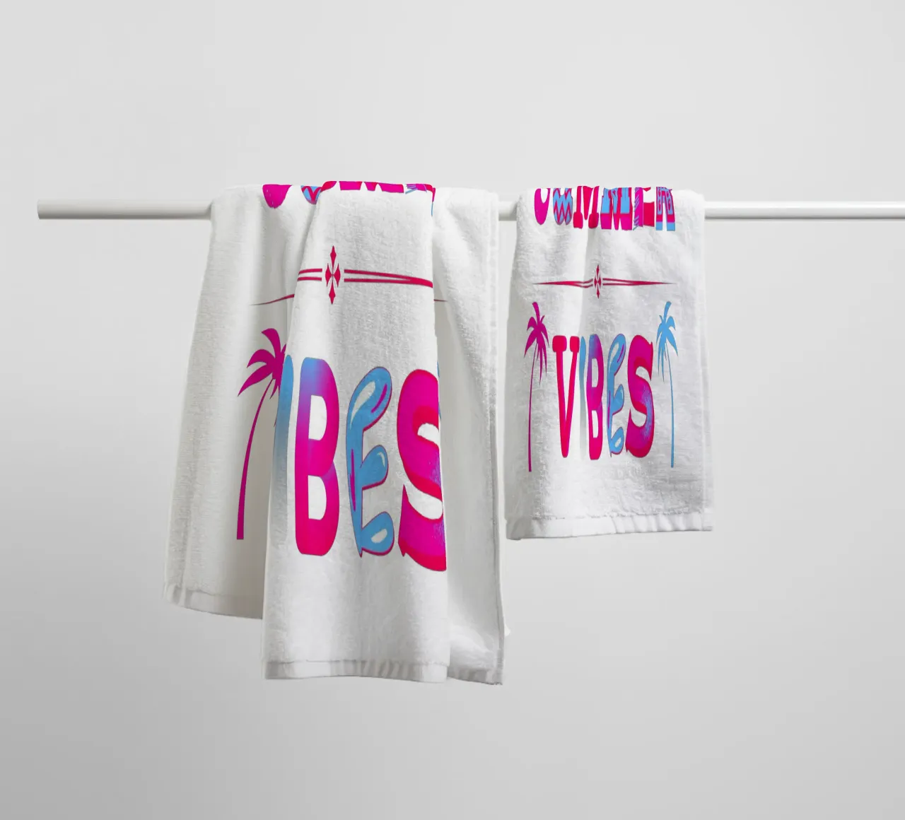 Scritta Summer vibes con palme in rosa blu asciugamano da bagno da ArtDesign by KBK