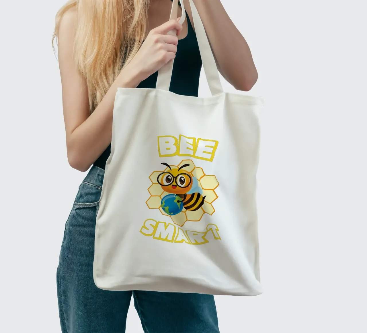 Ape con occhiali e mappamondo davanti a un favo giallo borsa in juta da ArtDesign by KBK