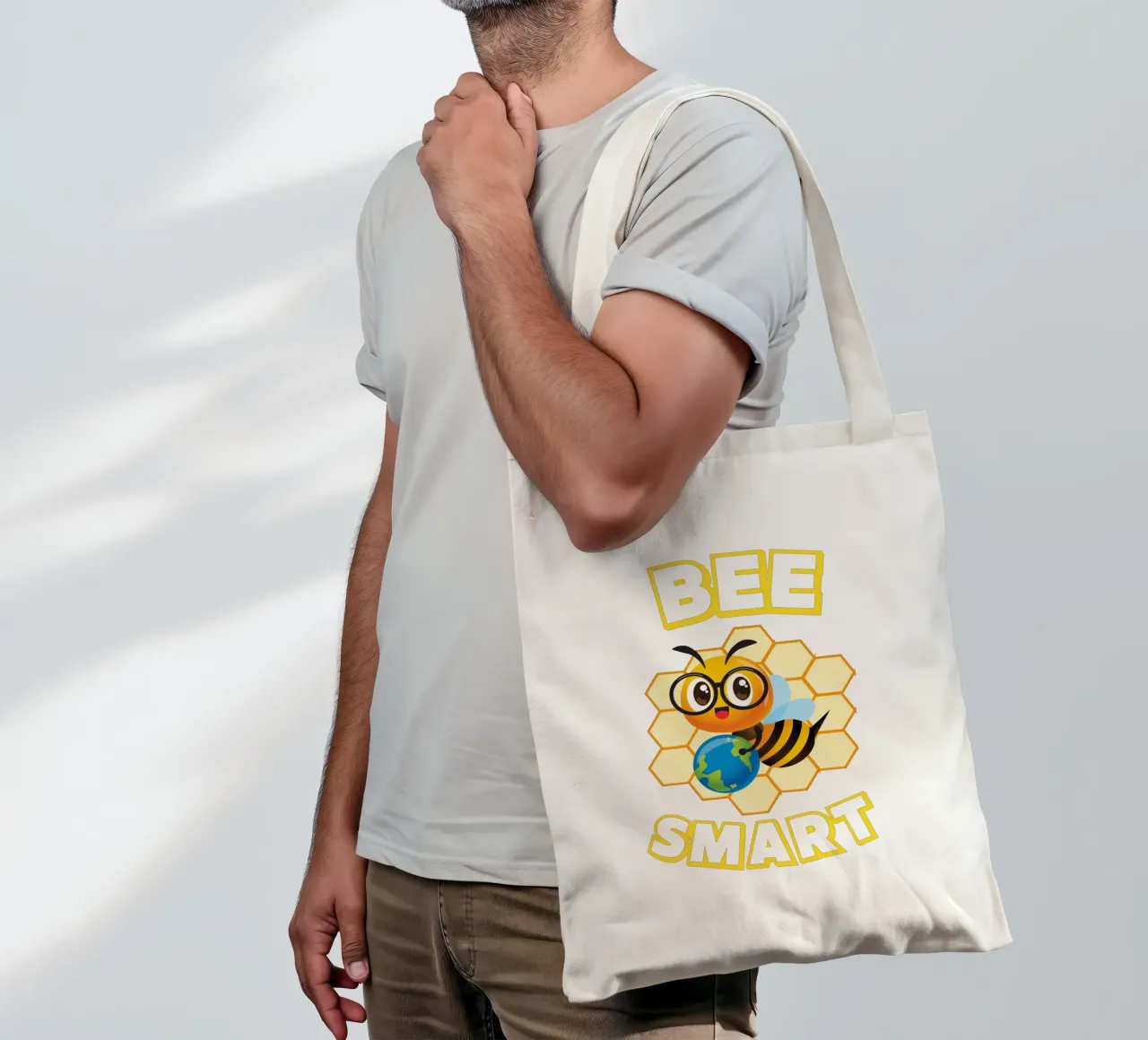 Ape con occhiali e mappamondo davanti a un favo giallo borsa in juta da ArtDesign by KBK