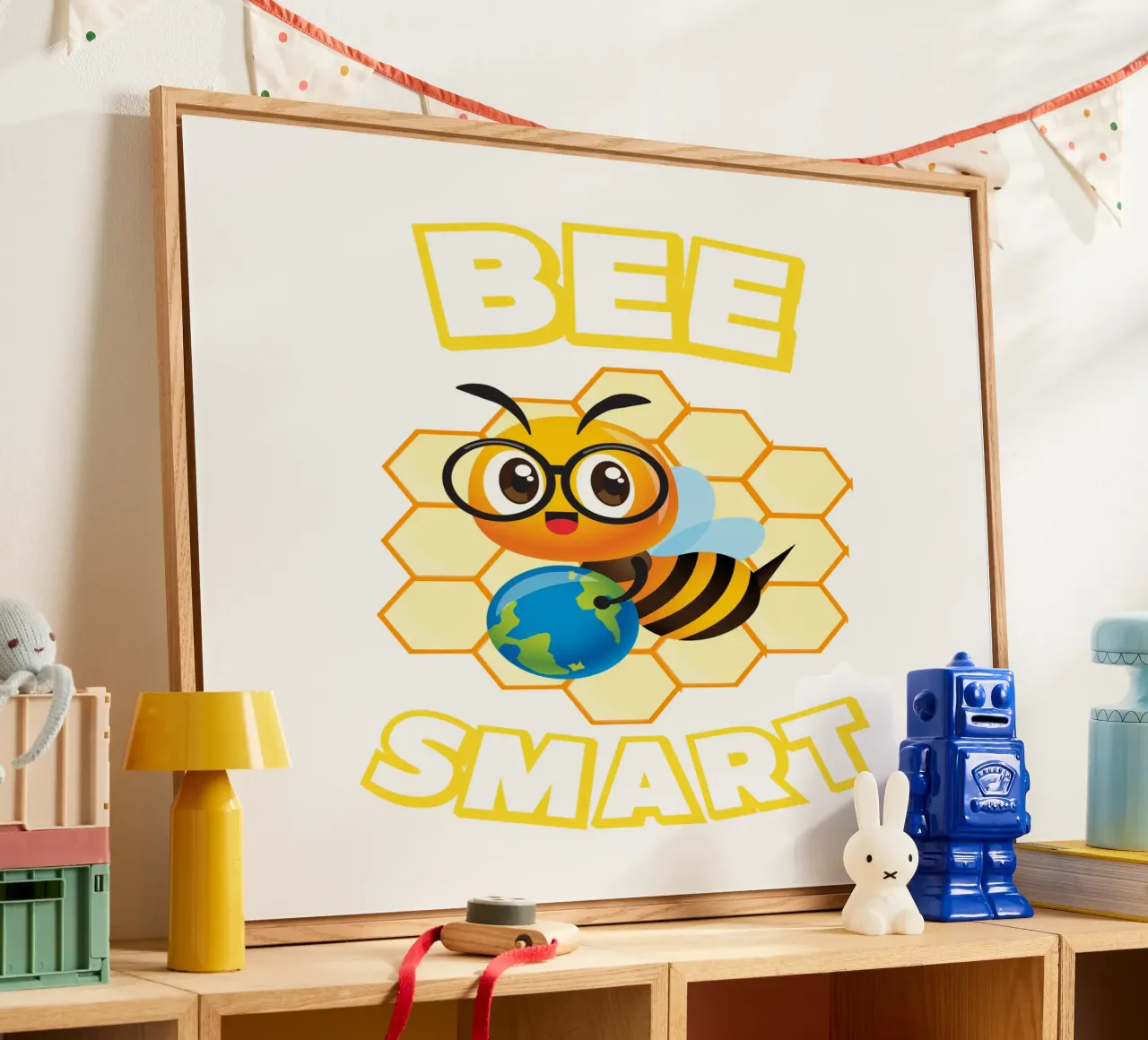 Ape con occhiali e mappamondo davanti a un favo giallo plexiglass da ArtDesign by KBK