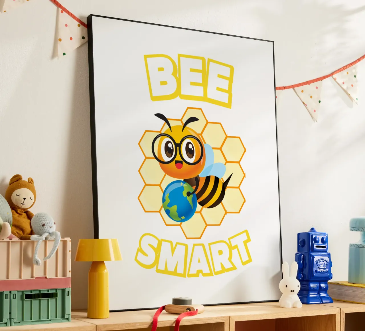 Ape con occhiali e mappamondo davanti a un favo giallo alluminio dibond da ArtDesign by KBK