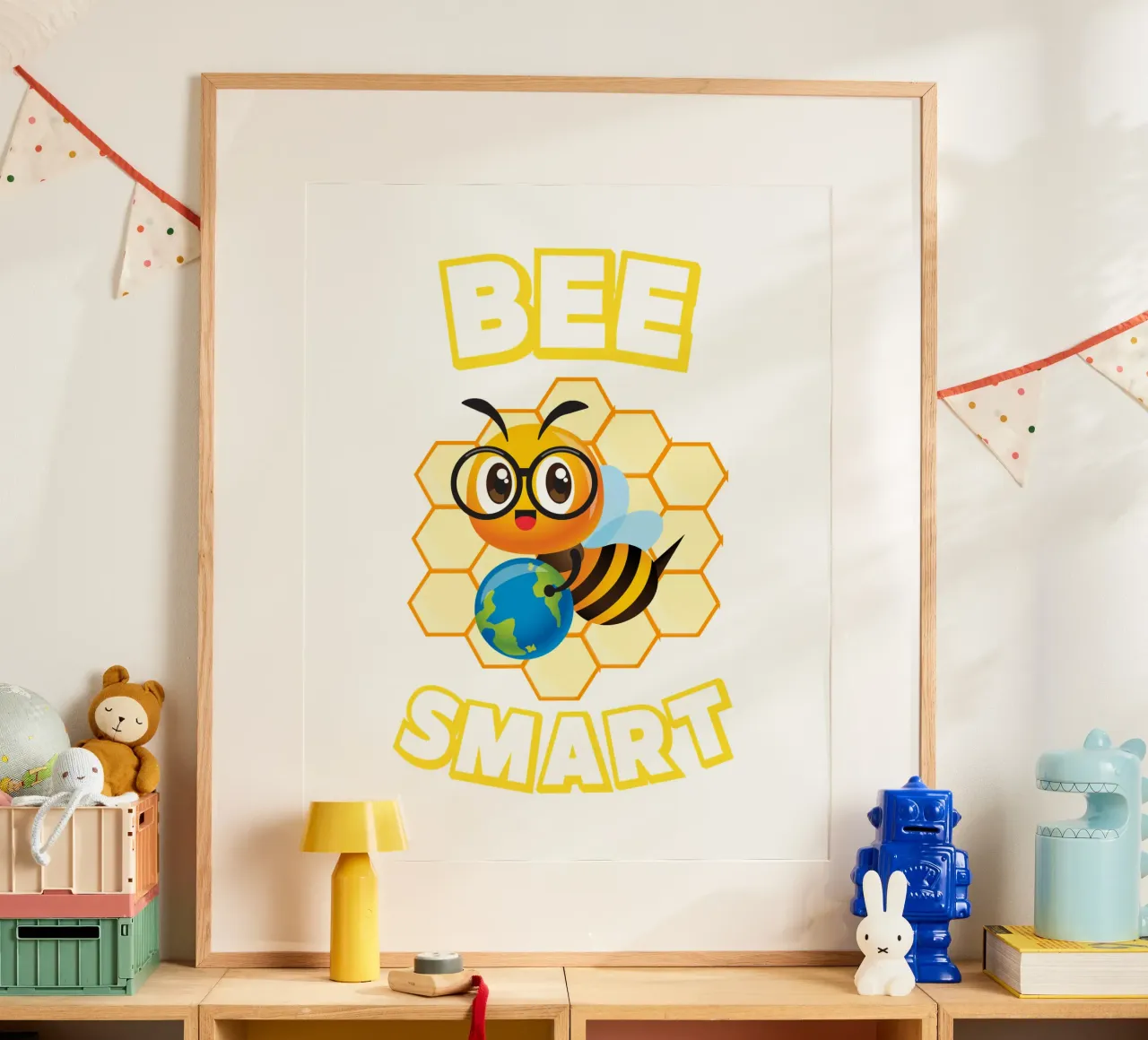Ape con occhiali e mappamondo davanti a un favo giallo carta hahnemühle da ArtDesign by KBK
