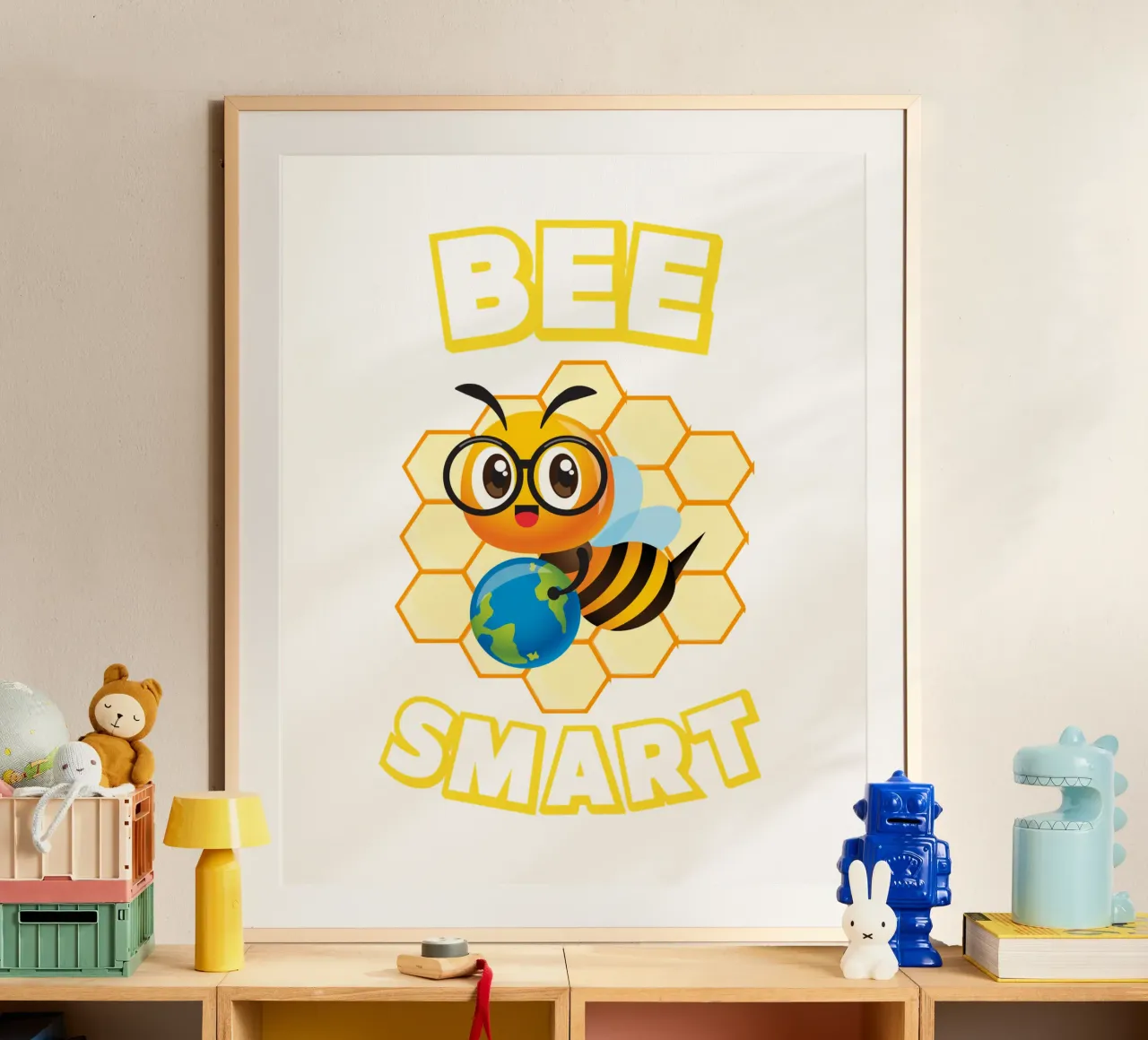 Ape con occhiali e mappamondo davanti a un favo giallo carta hahnemühle da ArtDesign by KBK