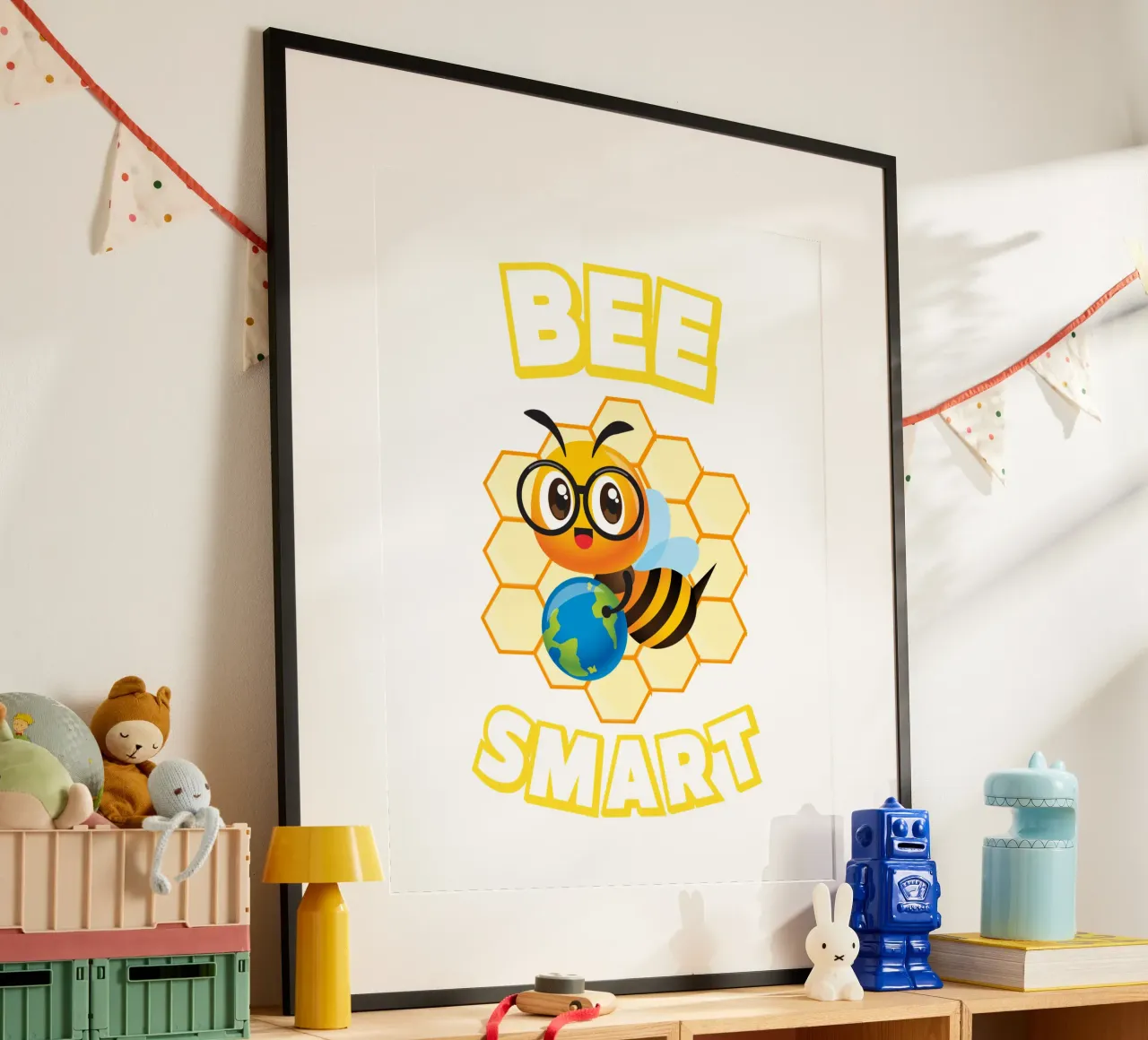Ape con occhiali e mappamondo davanti a un favo giallo carta hahnemühle da ArtDesign by KBK