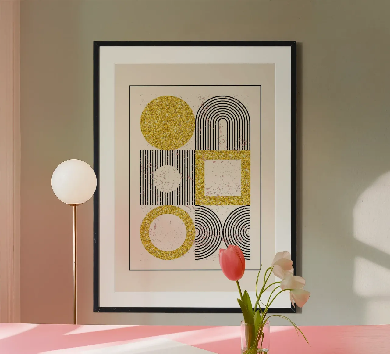 Stampa geometrica astratta di forme glitterate in oro poster con telaio in legno da NorwesClub