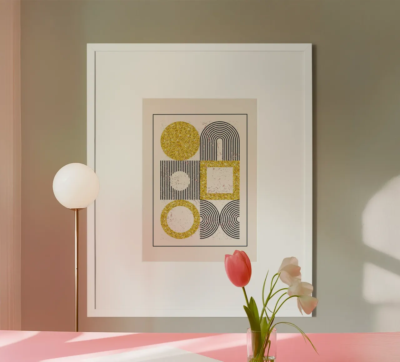 Stampa geometrica astratta di forme glitterate in oro poster con telaio in legno da NorwesClub