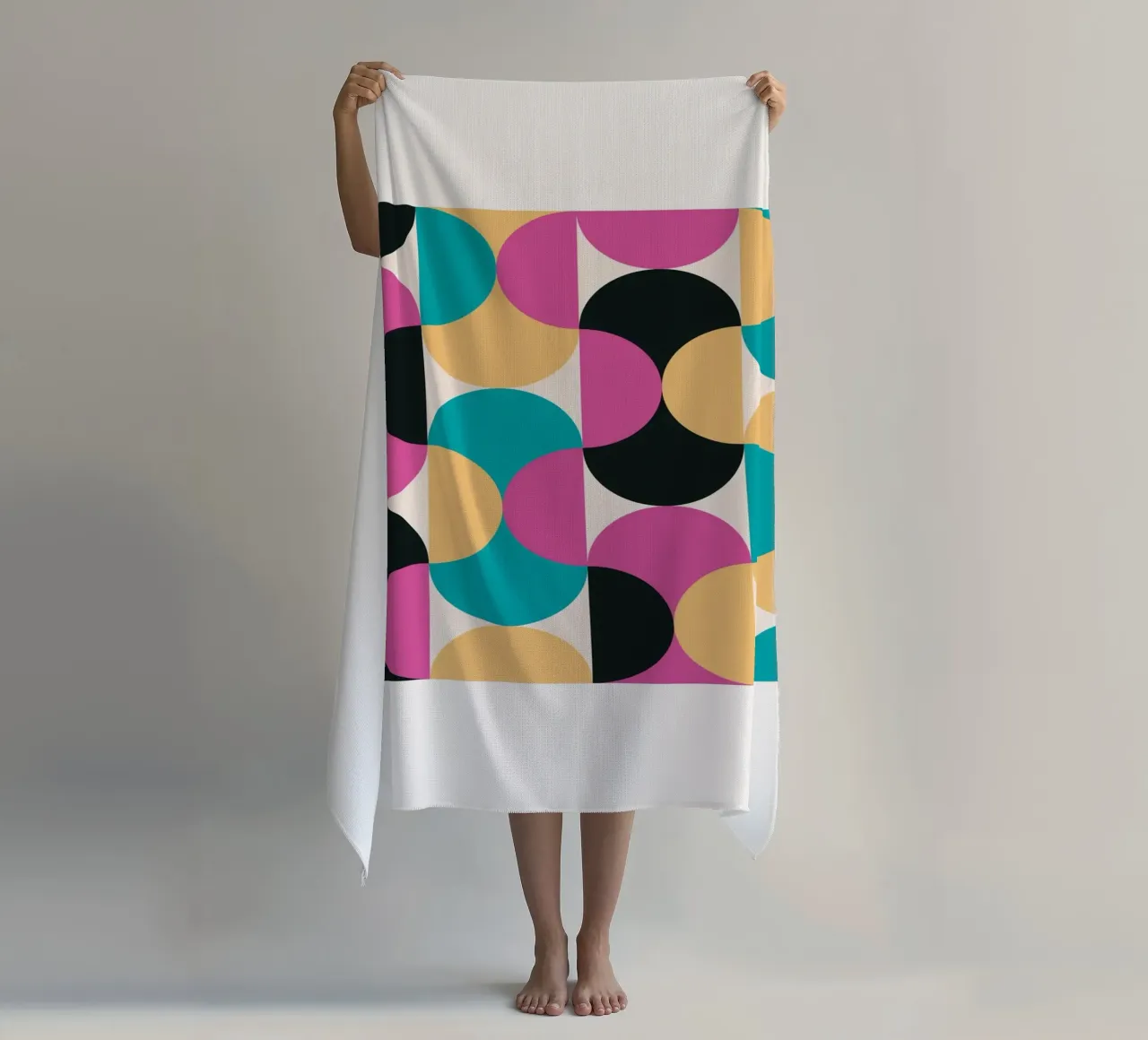 Geometrisch Patroon Abstract Roze Blauw Geel Print strandhanddoek van NorwesClub