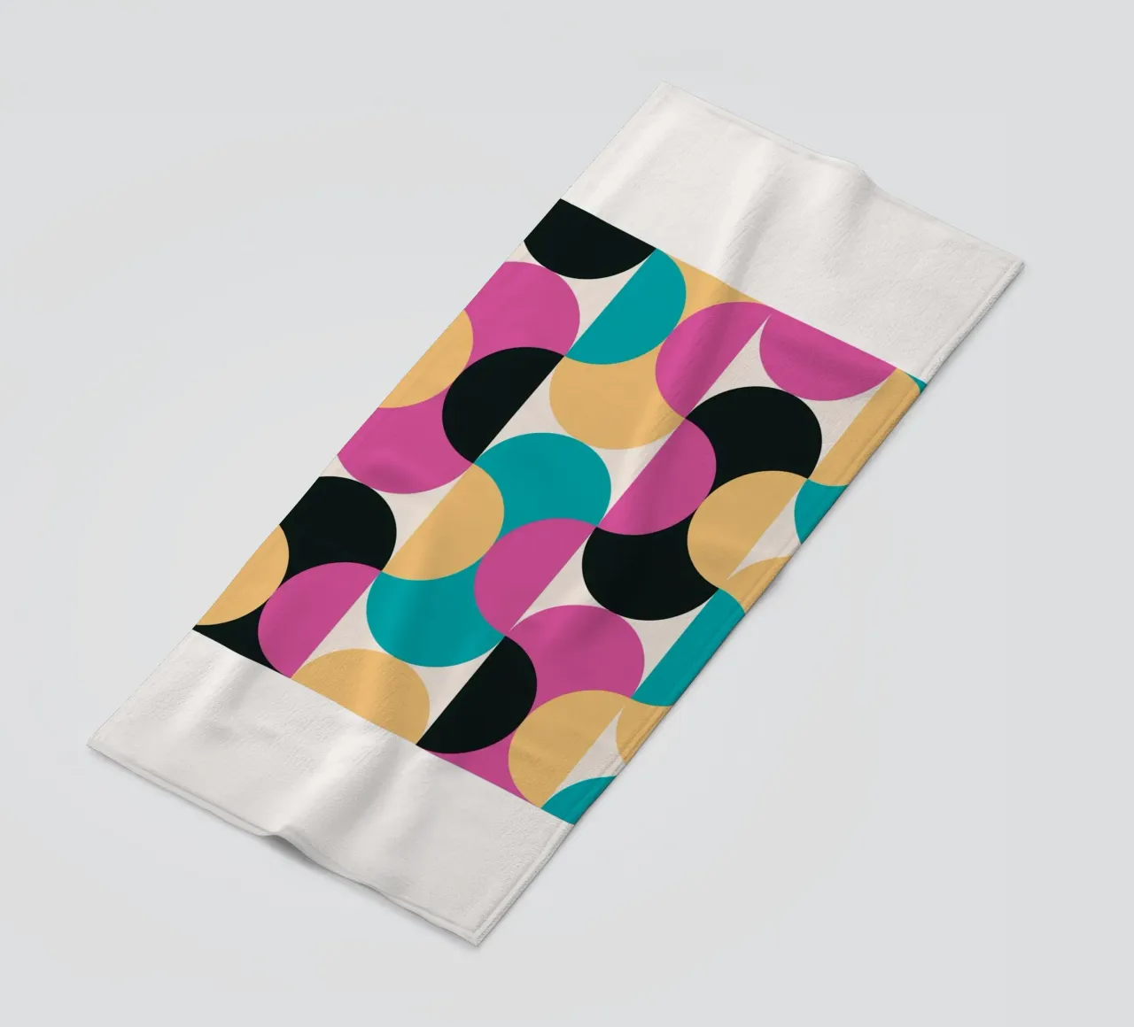 Geometrisch Patroon Abstract Roze Blauw Geel Print strandhanddoek van NorwesClub