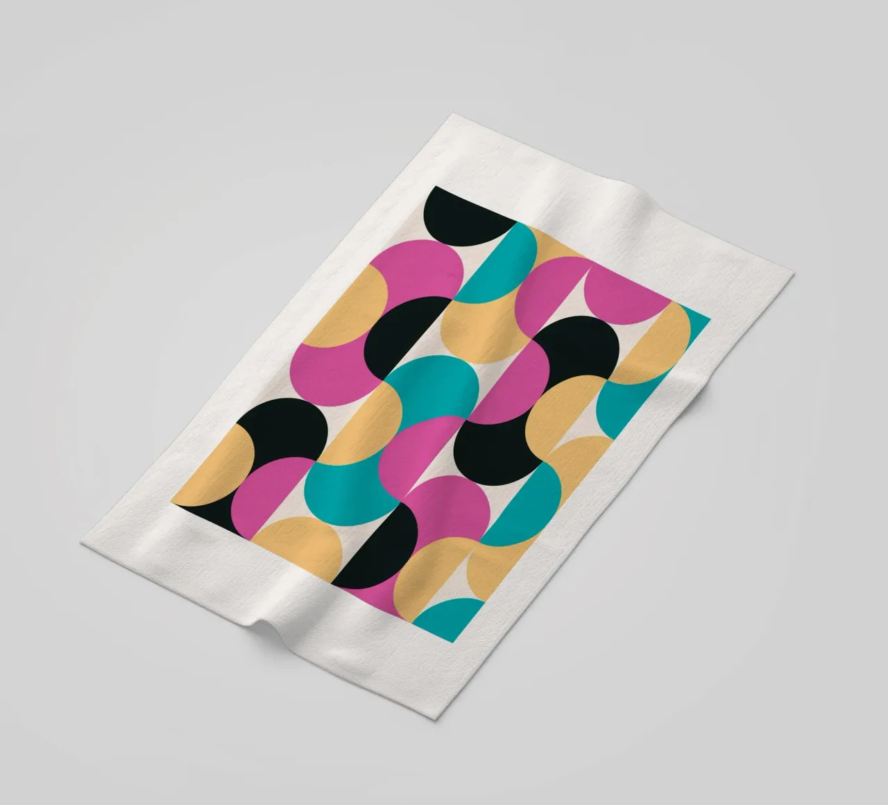 Geometrisch Patroon Abstract Roze Blauw Geel Print strandhanddoek van NorwesClub