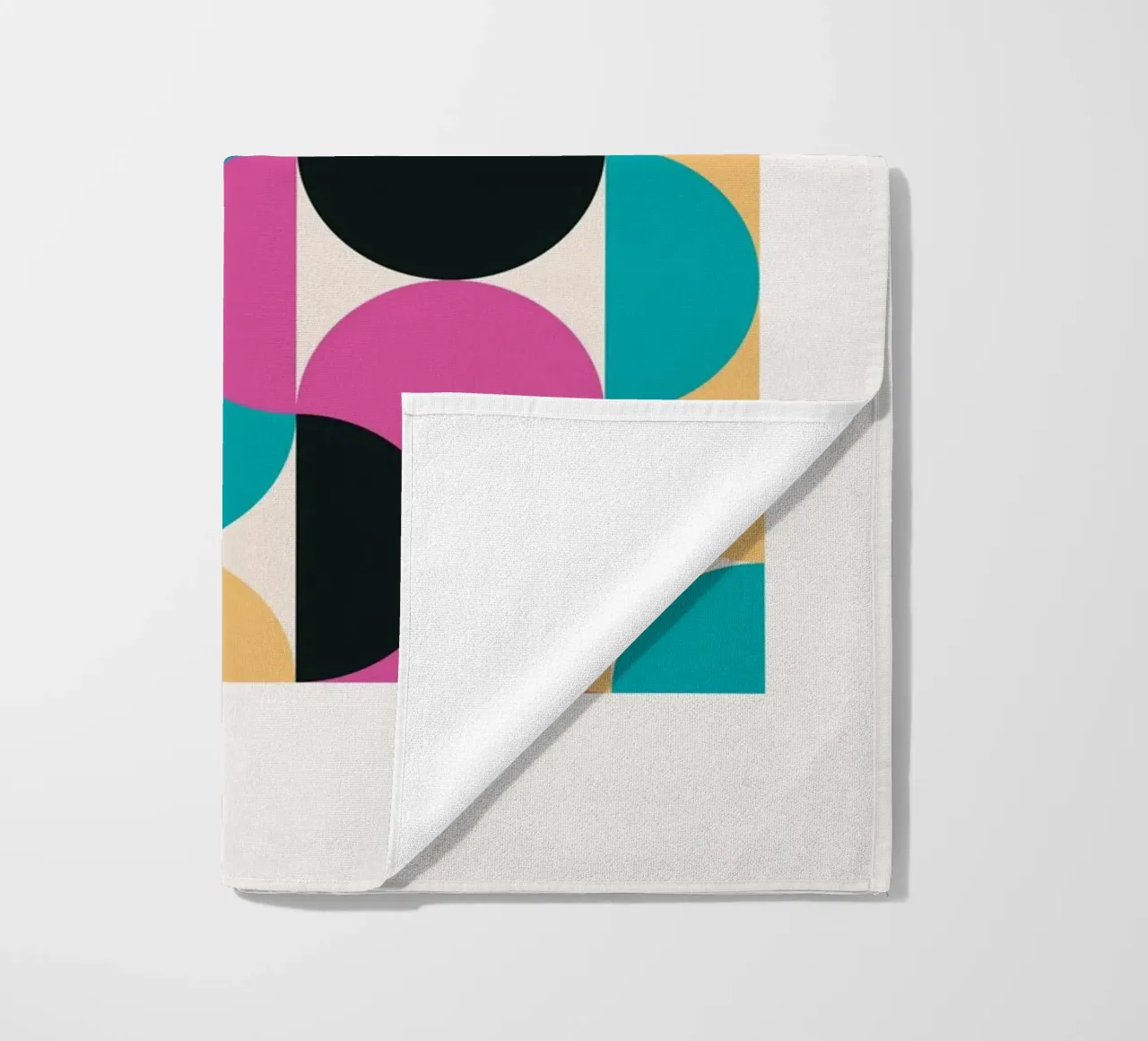 Geometrisch Patroon Abstract Roze Blauw Geel Print strandhanddoek van NorwesClub