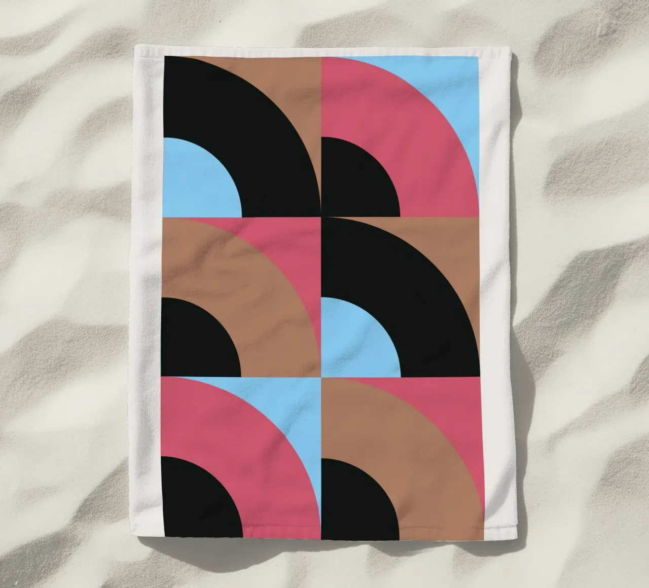 Geometrisch Patroon Abstract Zwart Blauw Bruin Print strandhanddoek van NorwesClub