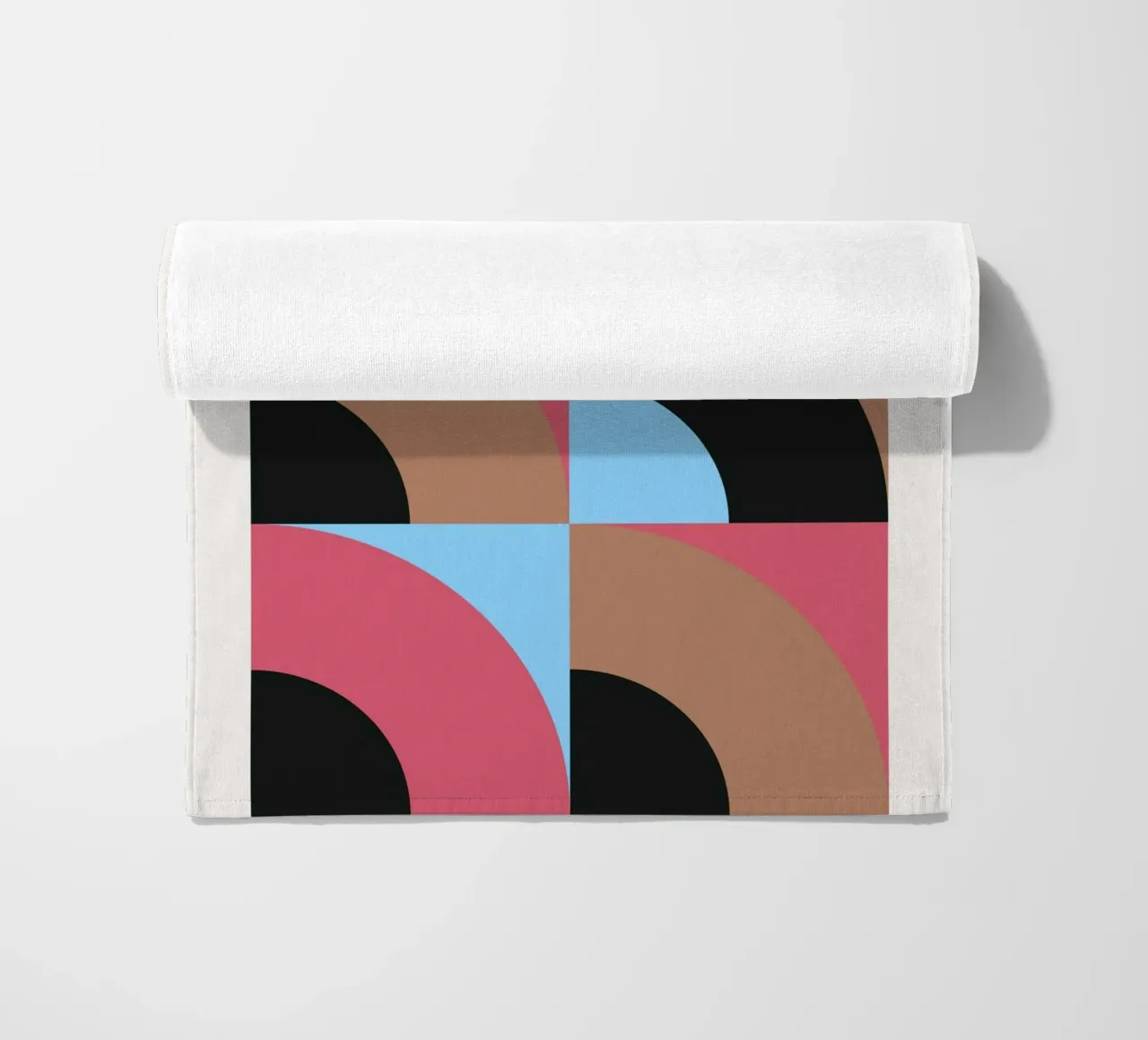 Geometrisch Patroon Abstract Zwart Blauw Bruin Print strandhanddoek van NorwesClub