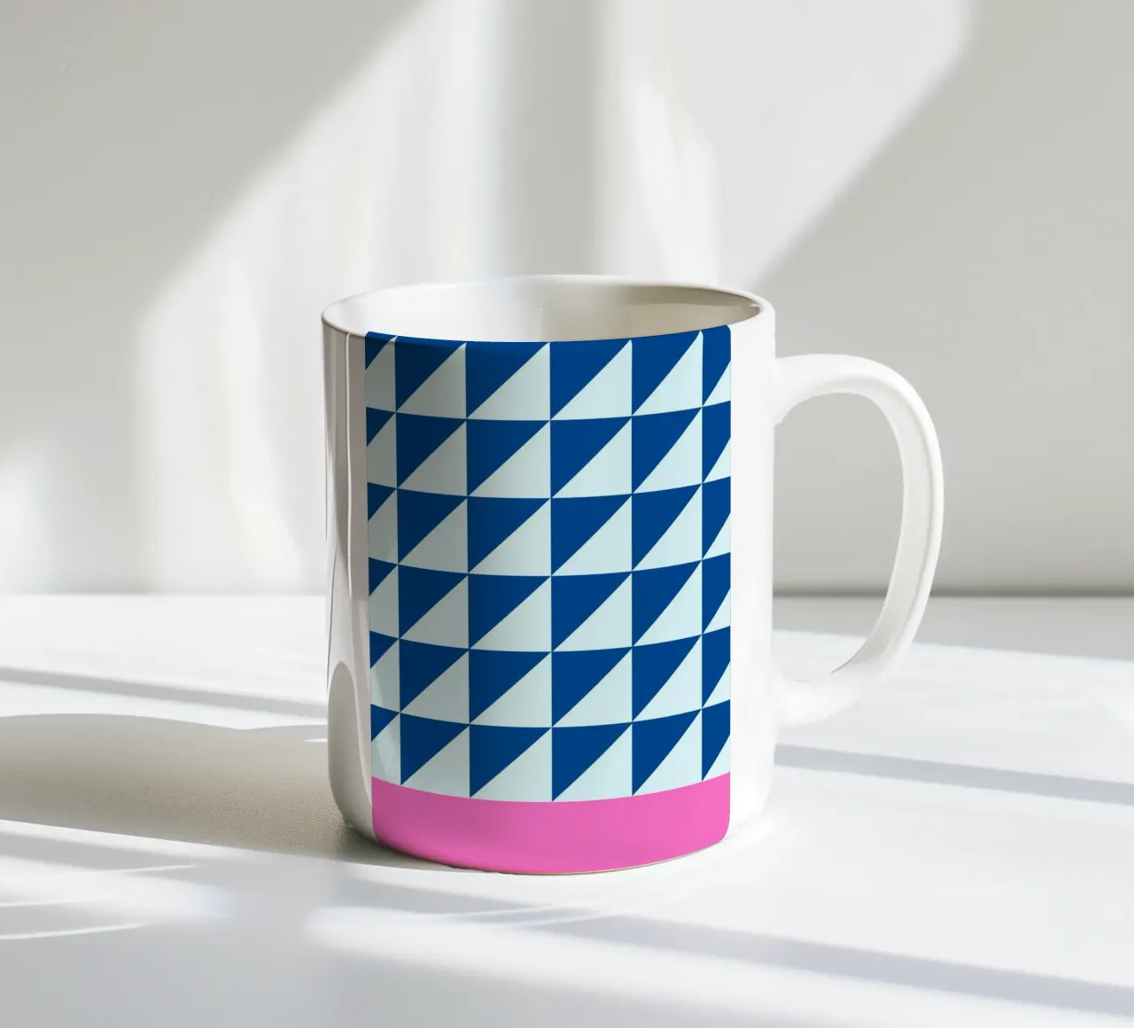 Geométrica Azul Triángulos Rosa Color Block Arte taza de cerámica de NorwesClub