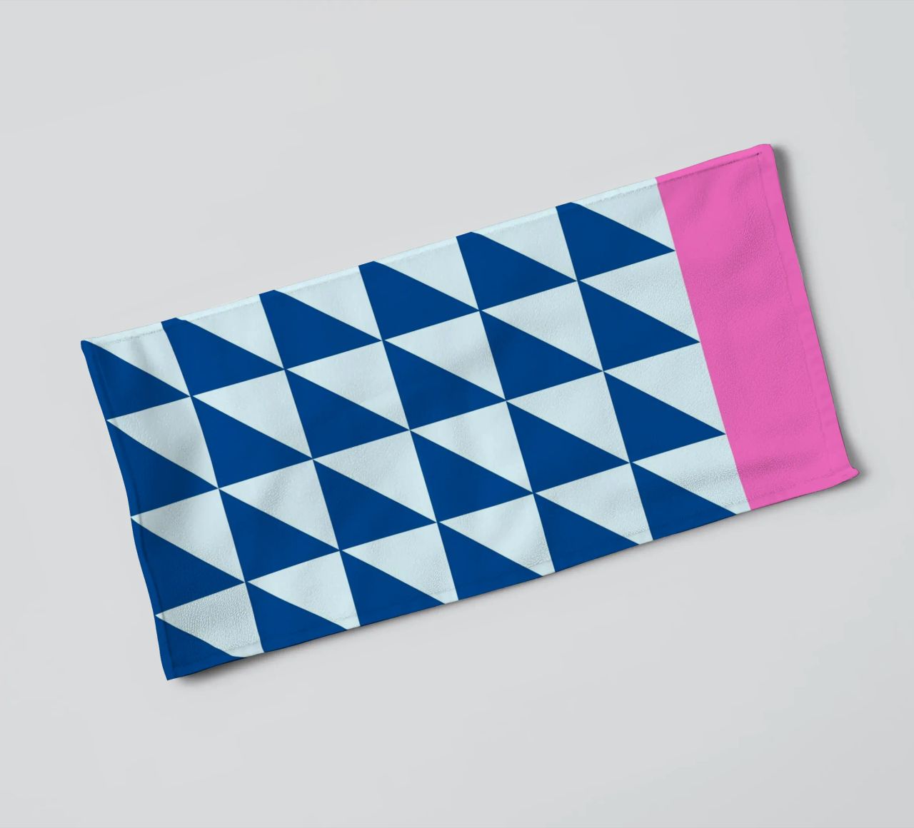 Geometrische blaue Dreiecke rosa Farbe Block Kunst Handtuch von NorwesClub