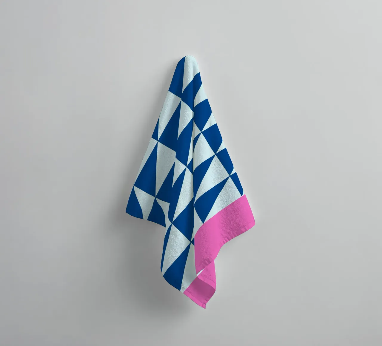Geométrica Azul Triángulos Rosa Color Block Arte toalla de baño de NorwesClub