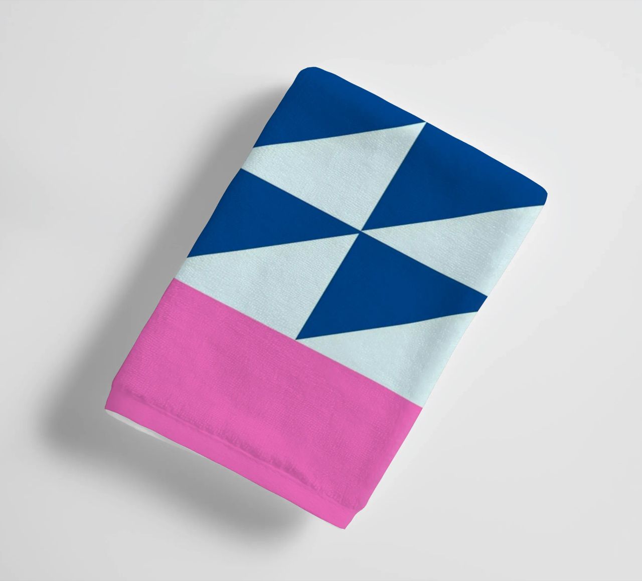 Geometrische blaue Dreiecke rosa Farbe Block Kunst Handtuch von NorwesClub