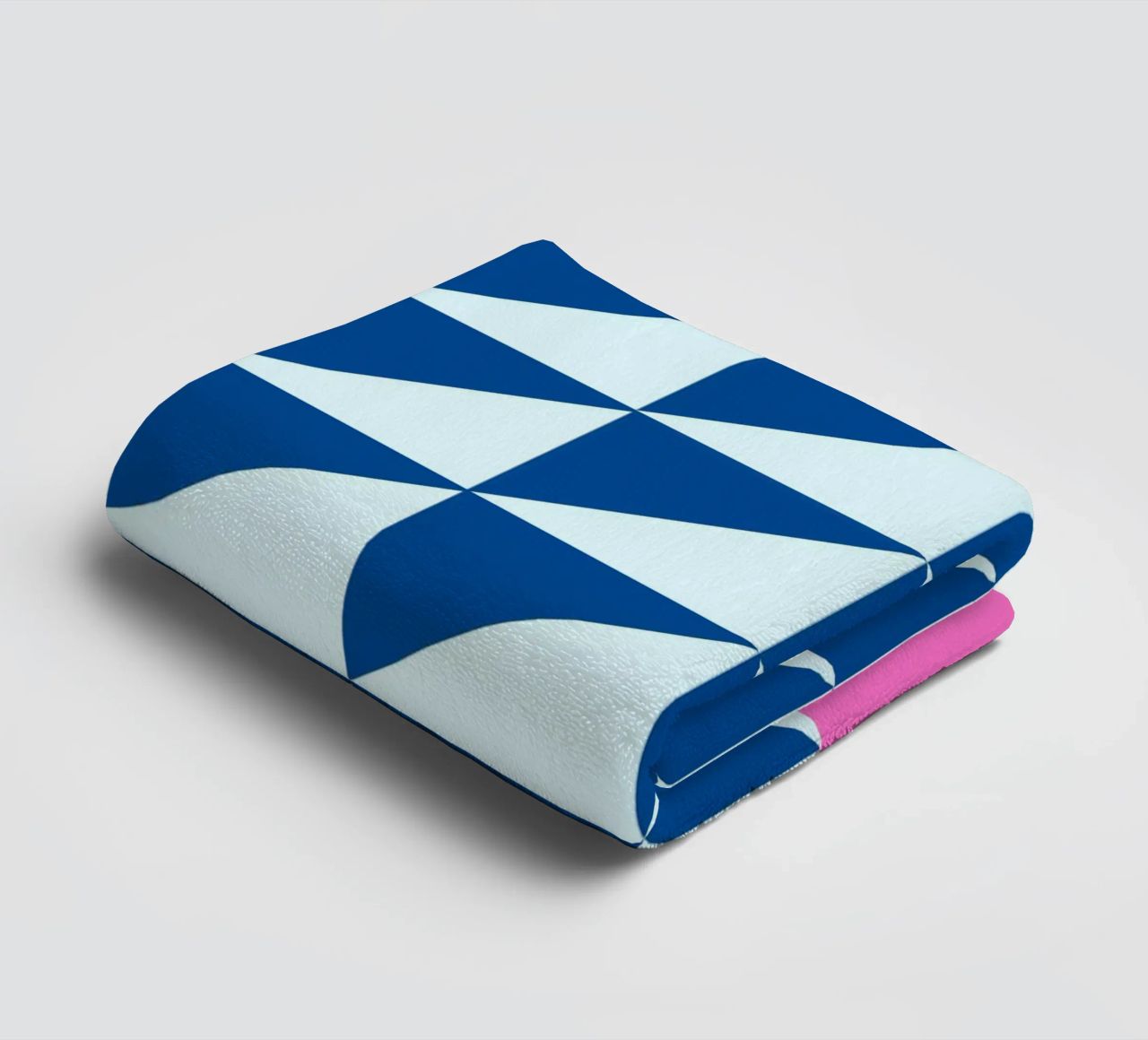 Geometrische blaue Dreiecke rosa Farbe Block Kunst Handtuch von NorwesClub