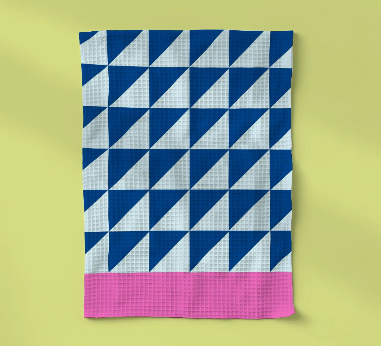 Geometrische blaue Dreiecke rosa Farbe Block Kunst Geschirrtuch von NorwesClub