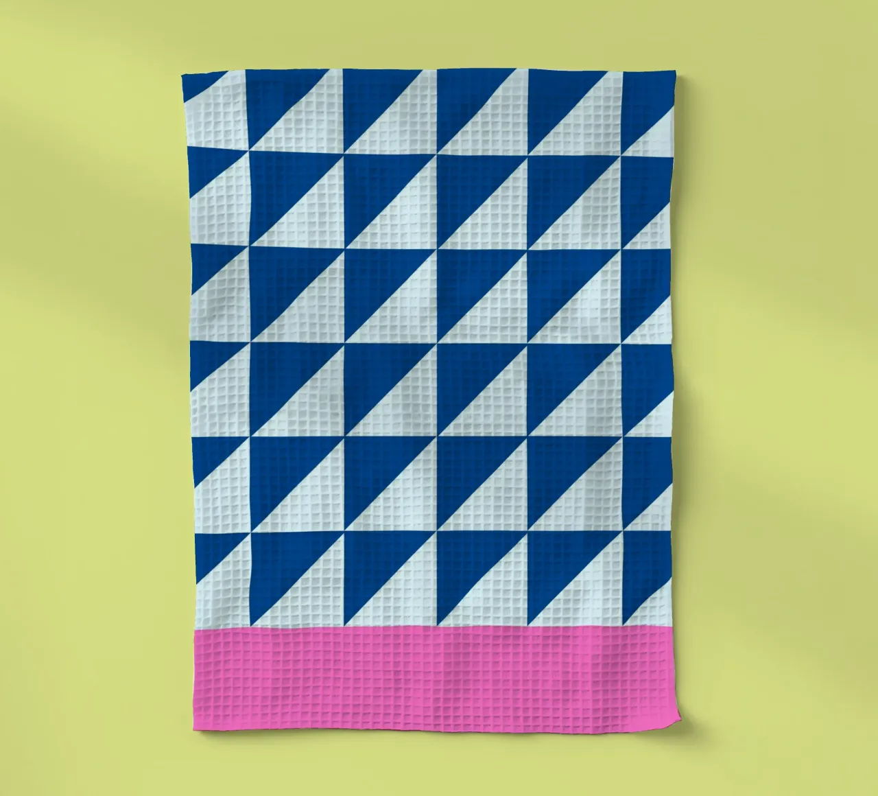 Arte geometrica blu a triangoli rosa a blocchi di colore canovaccio da cucina da NorwesClub