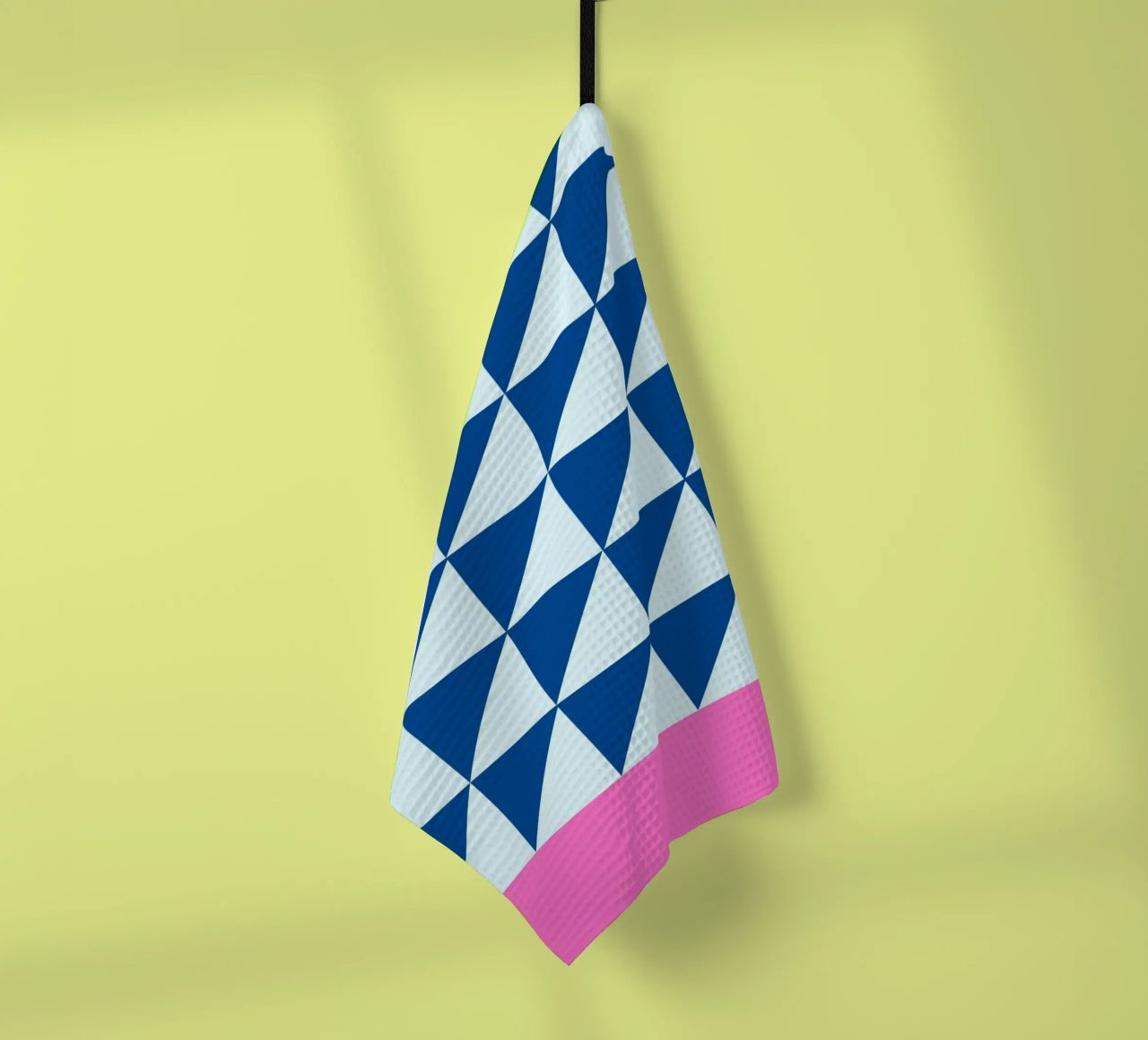 Geometrische blaue Dreiecke rosa Farbe Block Kunst Geschirrtuch von NorwesClub